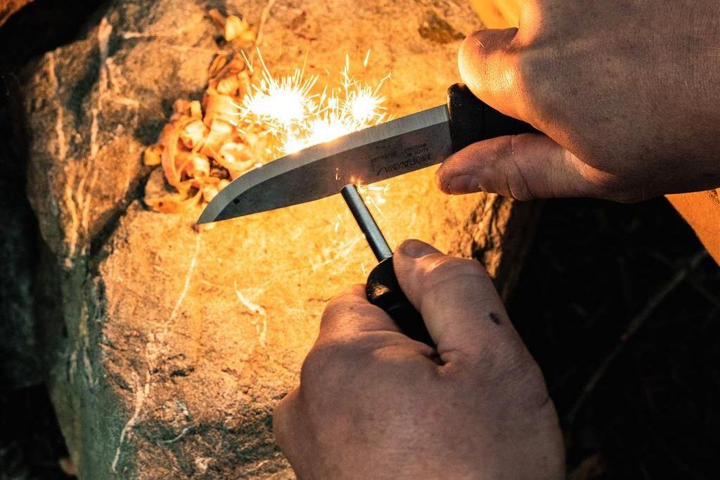 MORAKNIV Companion Spark universalus fiksuotas peilis su ugnies skeltuvu naudojamas laužo uždegimui gamtoje.