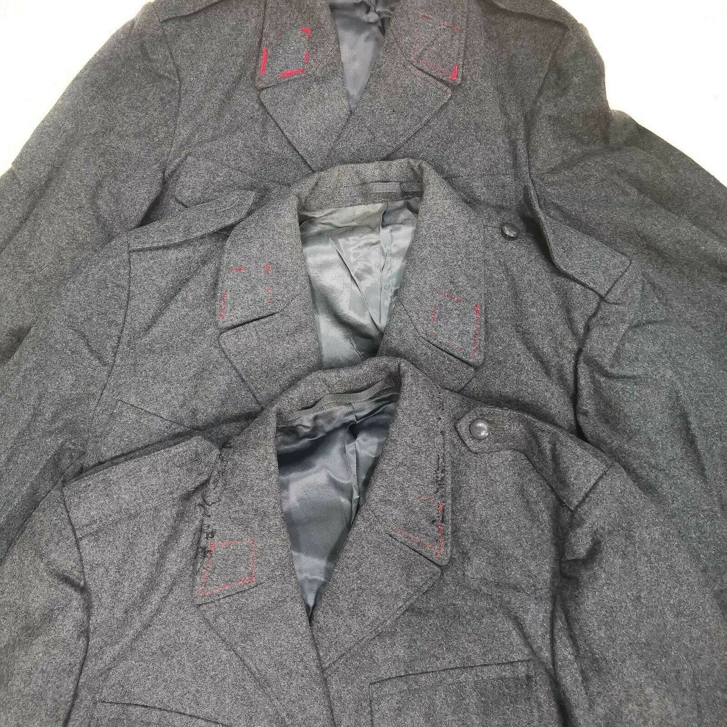 Šveicarijos kariuomenės formalus švarkas pilkos spalvos, vilnonis, su epoletais ir kišenėmis.