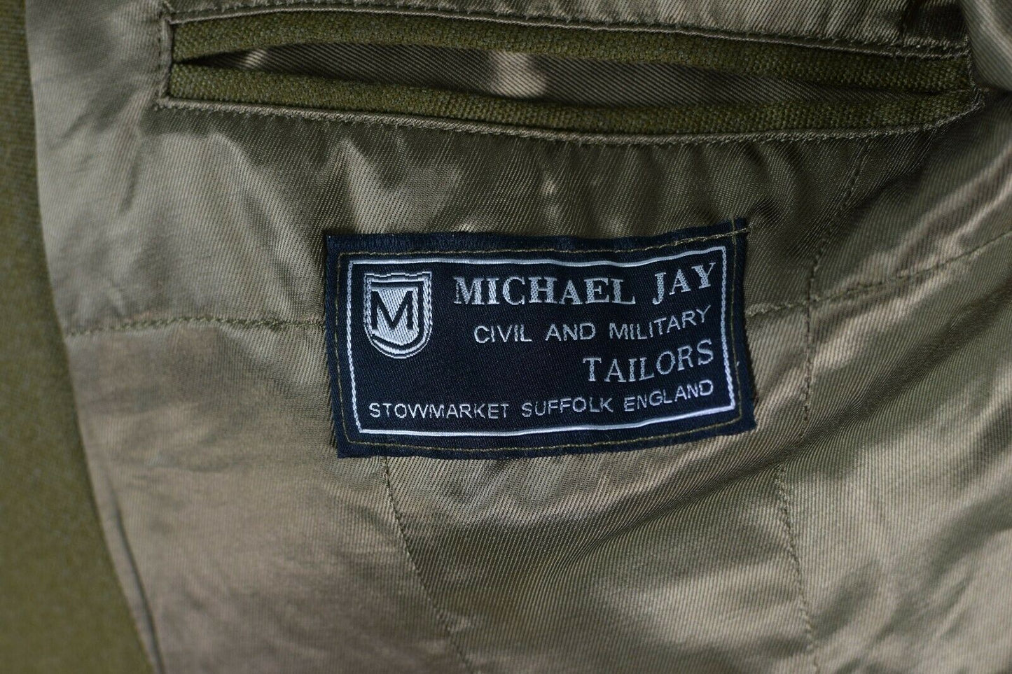 Britanijos kariuomenes alyvuogiu spalvos uniforminis svarkas su Michael Jay etiketete, vidine kiseneje