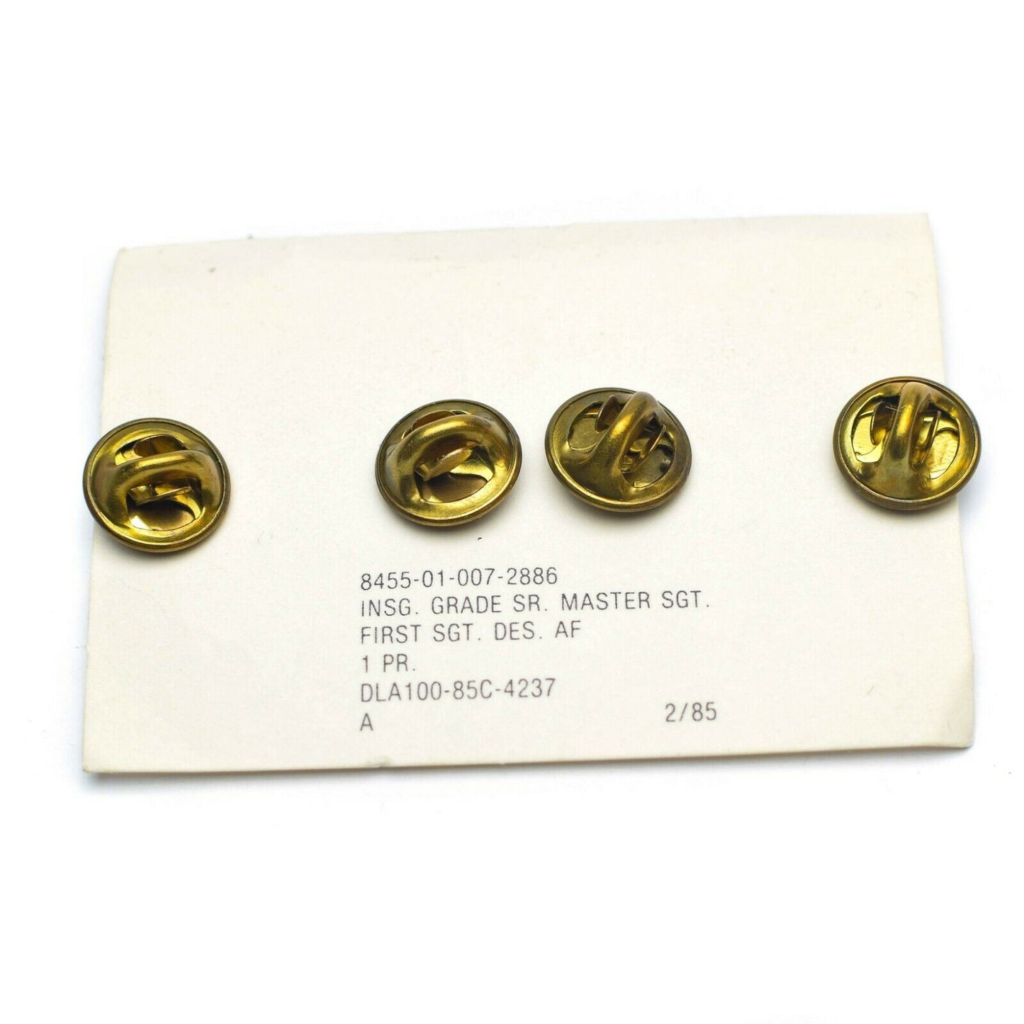 Jungtinių Valstijų kariuomenės vyresniojo seržanto ženklelis pirmos klasės metaliniai segtukai ant kortelės