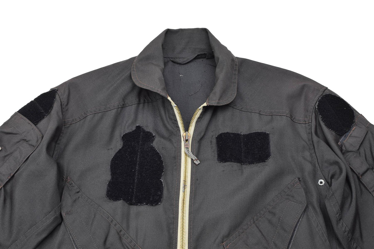 Olandijos kariuomenės oro pajėgų piloto kombinezonas Pilkos pagamintas iš patvarios Nomex medžiagos su užtrauktuku ir velcro rankogaliais.