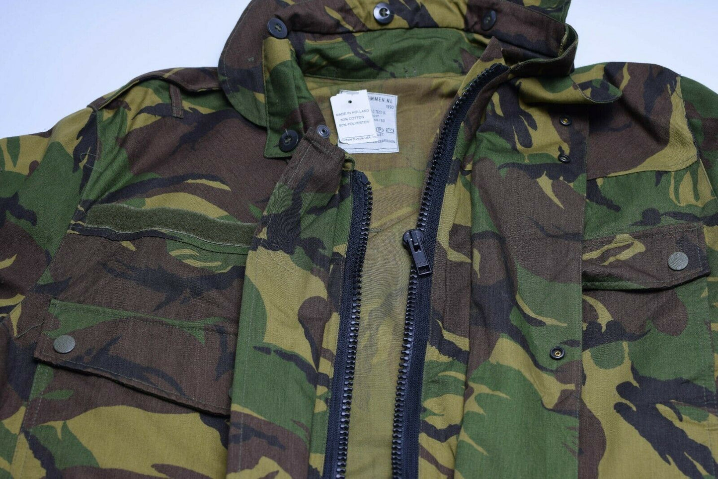 Olandijos kariuomenės parka stiliaus M65 striukė DPM marginimas su keturiomis kišenėmis ir užtrauktuku.