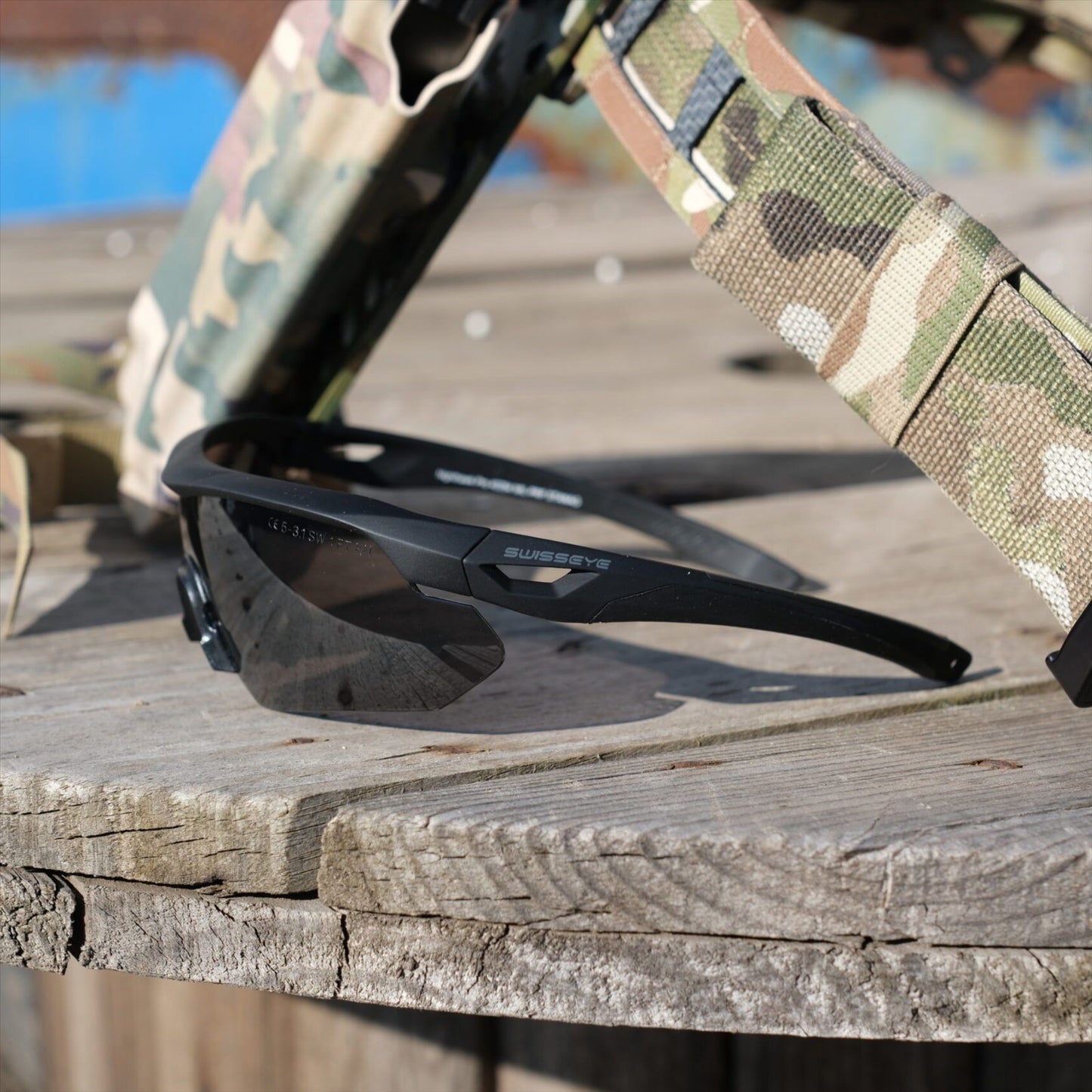 Swisseye Nighthawk Pro taktiniai akiniai su juodu rėmeliu ir tamsiniais lęšiais profesionaliai akių apsaugai.