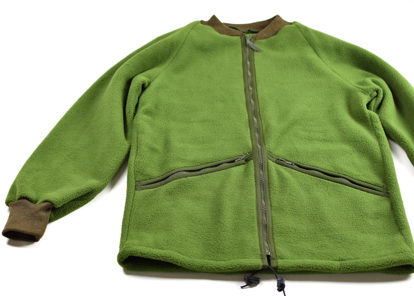 Jungtinės Karalystės kariuomenės termo flisinis pamušalas po striukė žalios spalvos su užtrauktuku ir kišenėmis.