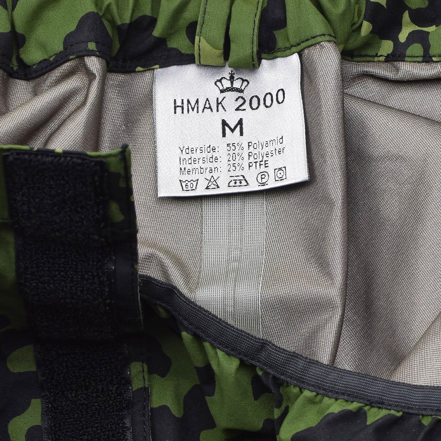 Danijos kariuomenės neperšlampamos kelnės M84 marginimas su užklijuotomis siūlėmis ir poliamido sudėtimi.