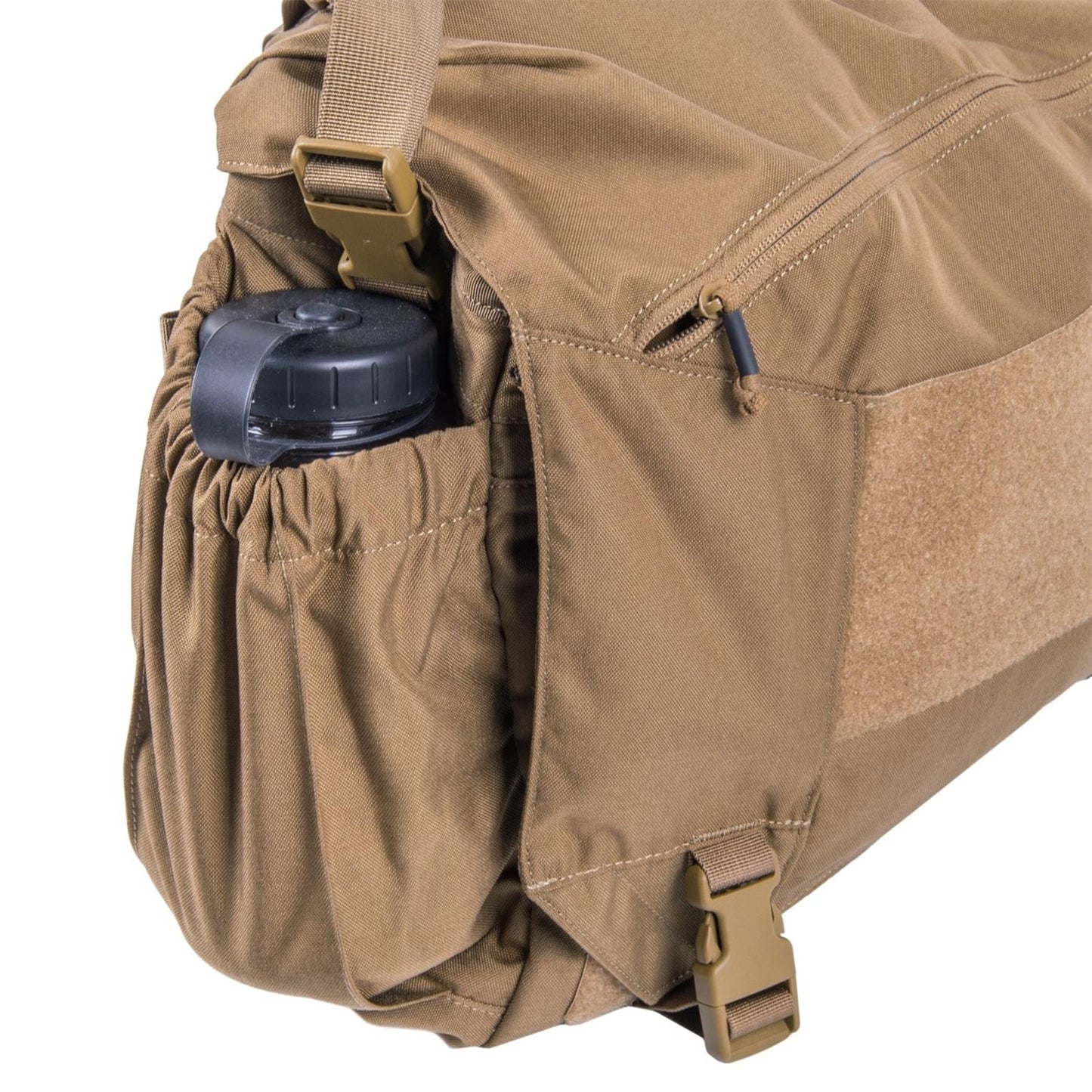 Helikon-Tex Urban Courier Medium kariuomenės stiliaus krepšys su išoriniu butelio laikikliu ir reguliuojamu dirželiu.