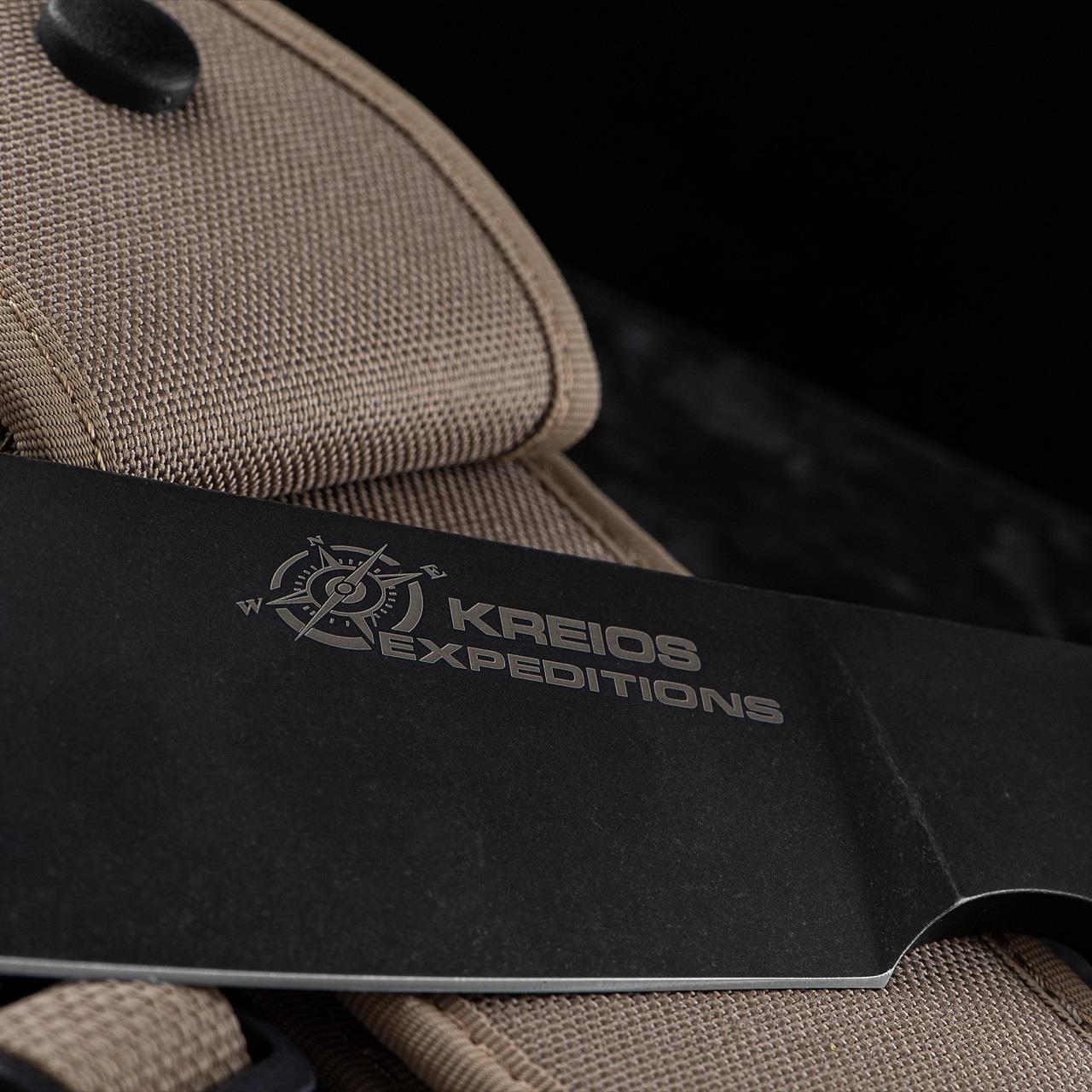 ExtremaRatio KREIOS EXPEDITION mačetė tanto ašmenų formos su integruotu degikliu ant dykumos Cordura dėklo.