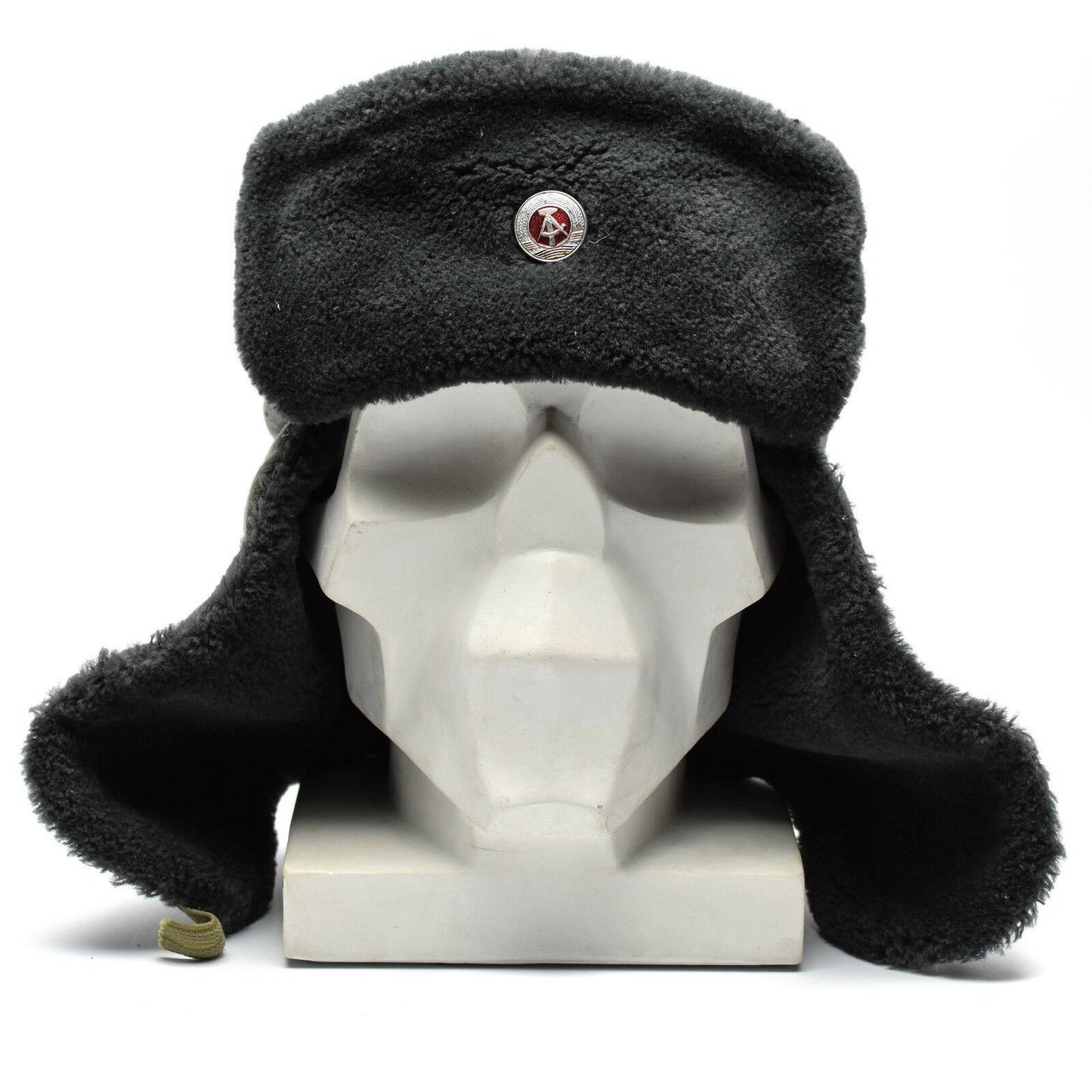 Rytų Vokietijos kariuomenės vintažinė kepurė Ushanka su ženkliuku, šilta medvilninė ir patogi.