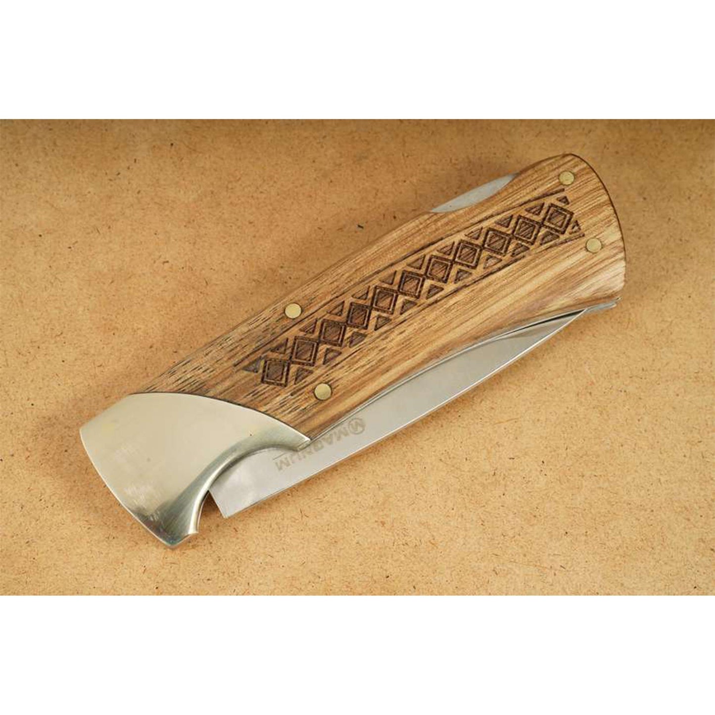BOKER Woodcraft kasdienis peilis su medine rankena, dekoruota rombu rastu, ir blizgancia 440A plieno geležte