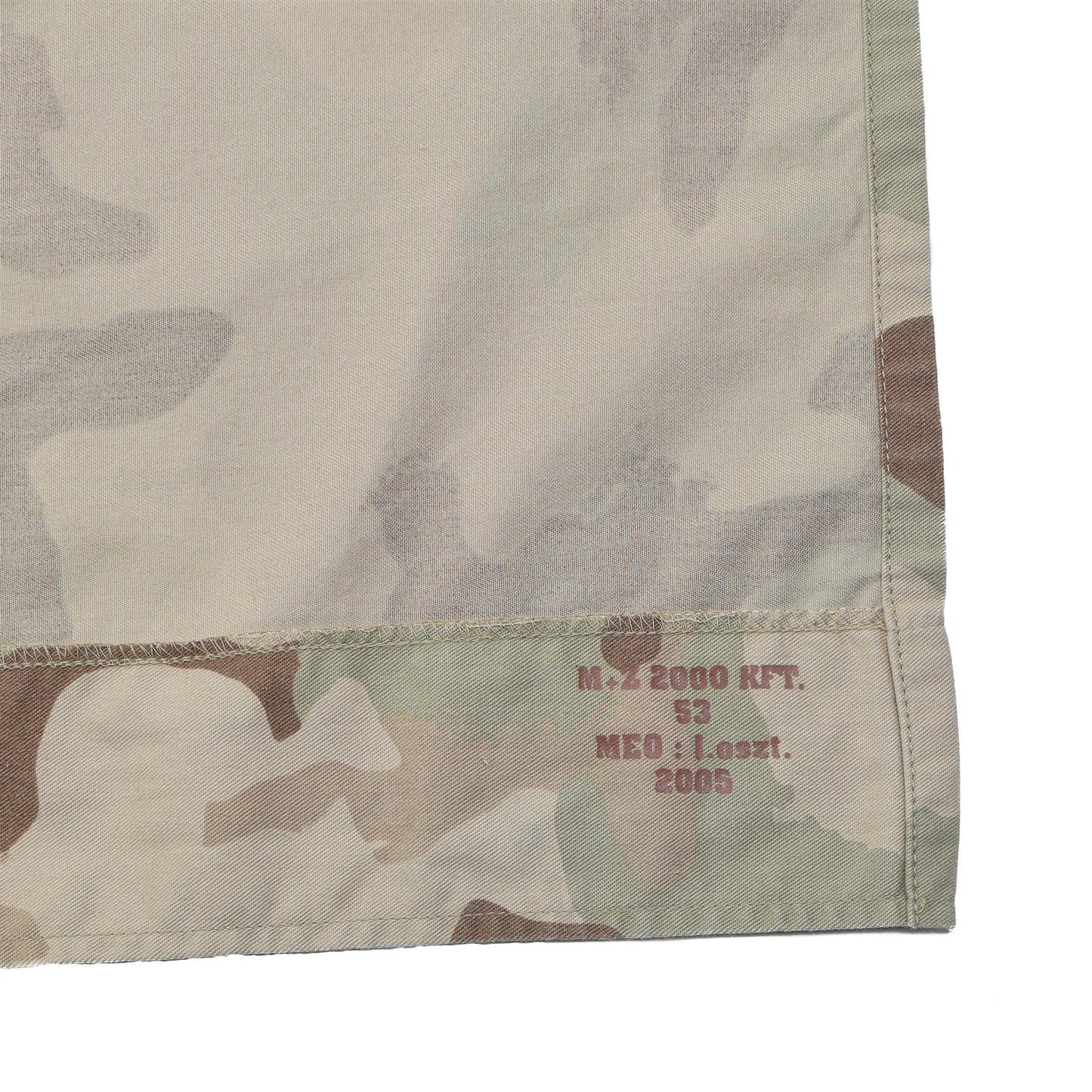 Vengrijos kariuomenės taktiniai combat marškiniai Desert, patvarus medvilnės mišinys, išsamus raštas ir žymėjimas.