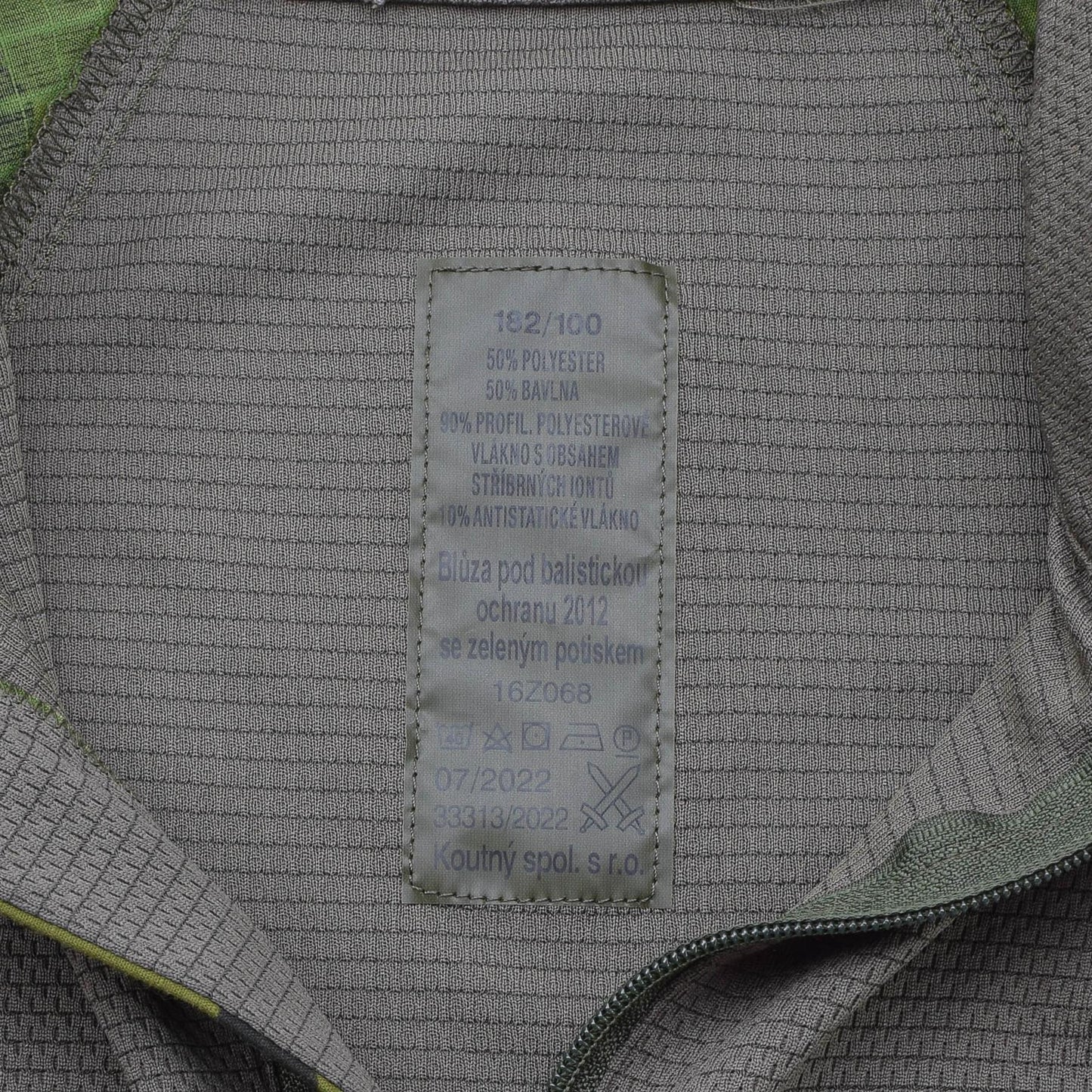 Cekijos kariuomenes taktiniai combat marskiniai Woodland etiketeje matoma gaminio informacija ir prieziuros instrukcijos