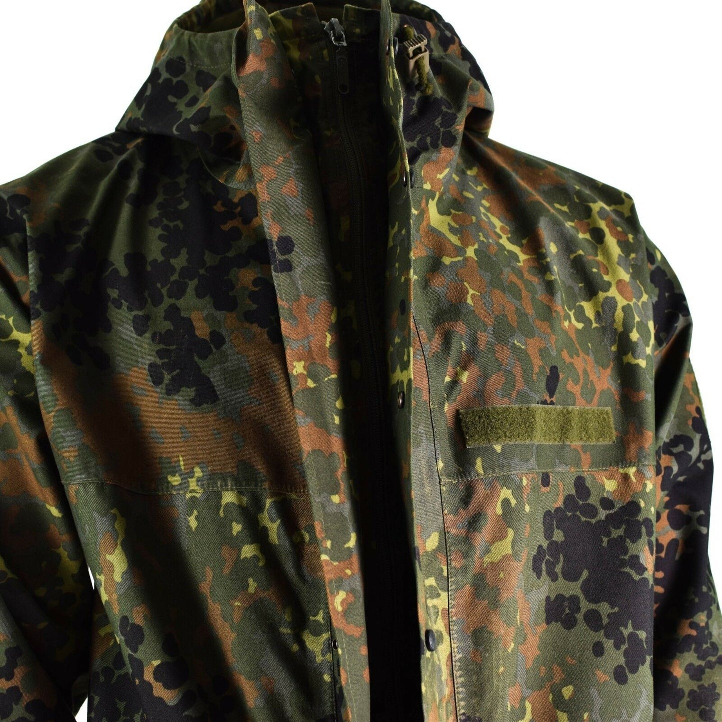 Vokietijos kariuomenės vandeniui ir vėjui atspari striukė Flecktarn marginimo su reguliuojamomis rankovėmis ir gobtuvu.