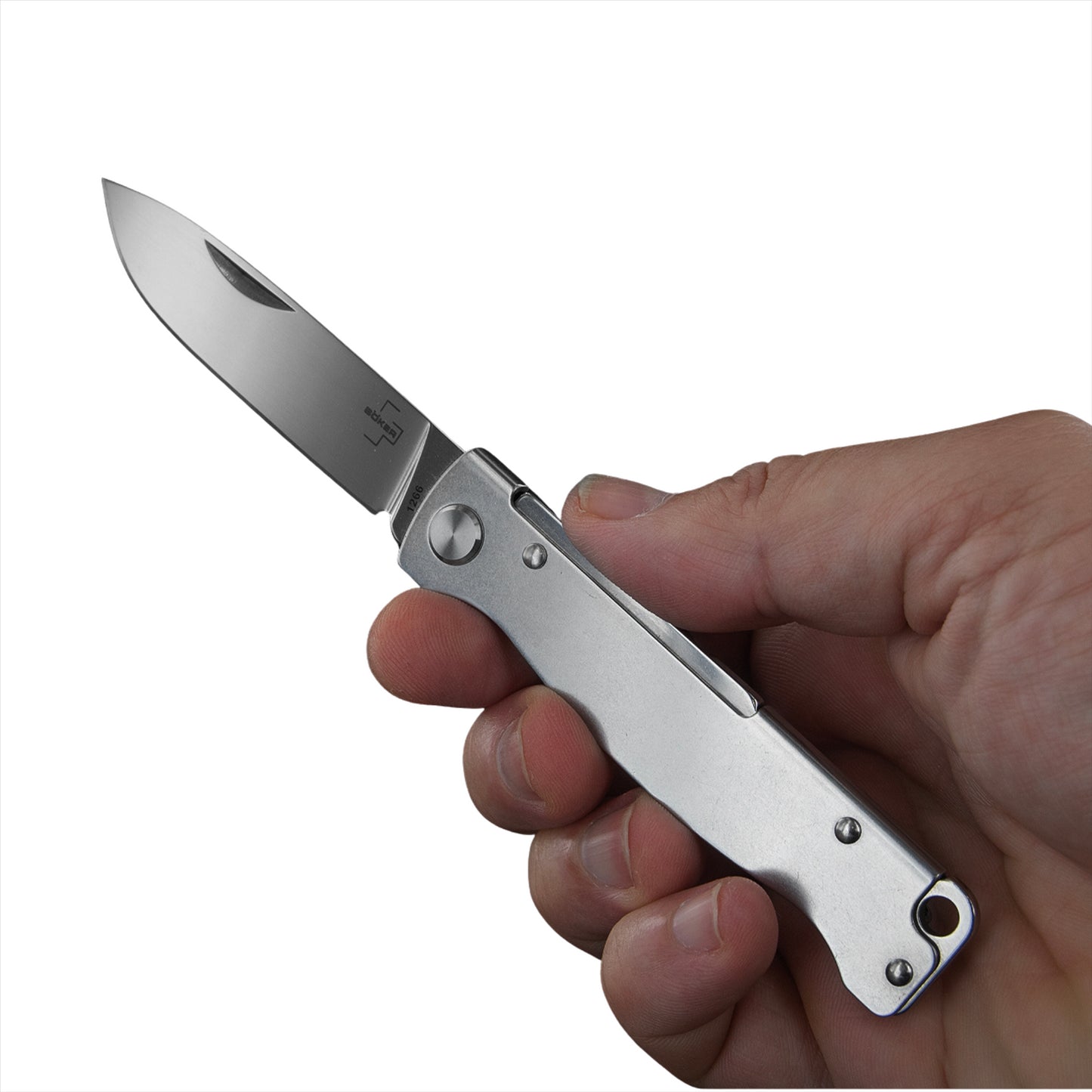Boker Plus Atlas SW sulankstomas peilis iš 12C27 plieno laikomas rankoje su atidaryta geležte ir minimalistiniu dizainu.