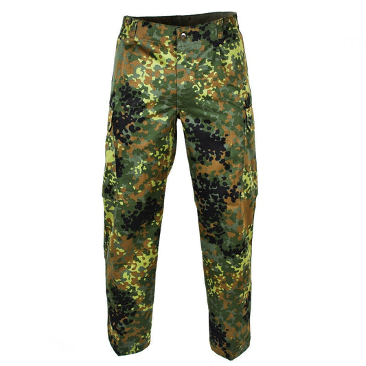 Vokiečių kariuomenės lauko uniformos kelnės Flecktarn marginimo su kamufliažo raštu ir kišenėmis.