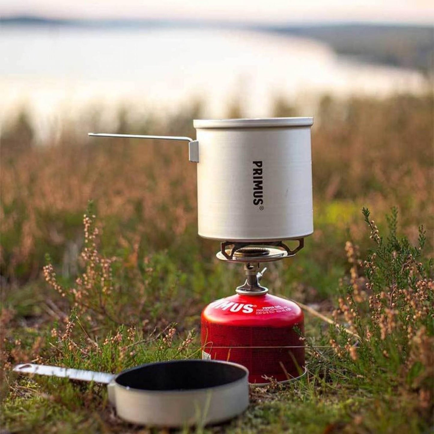 Primus Essential Trail KIT kompaktiškas maisto gaminimo rinkinys su dujine virykle lauko gamybai ir stovyklavimui.