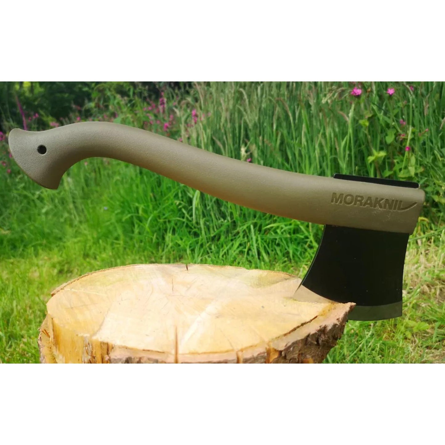 MORAKNIV kirvis su boro plieno galva ir odiniu dėklu – patvarus kapojimo įrankis lauko darbams ir nuotykiams.
