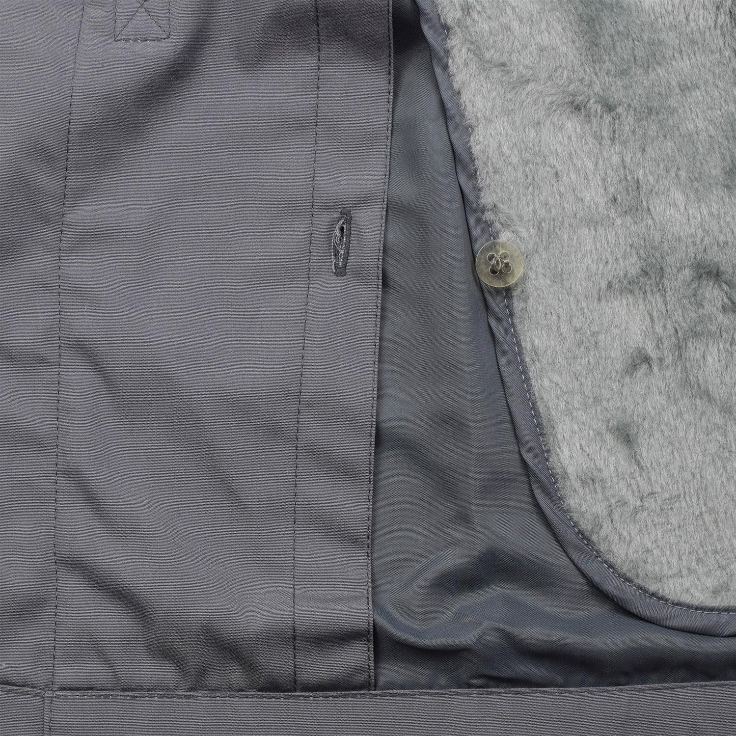 Cekijos kariuomenes M85 pilka parka su pilku pamušalu ir kišene, rodoma detalė su saga