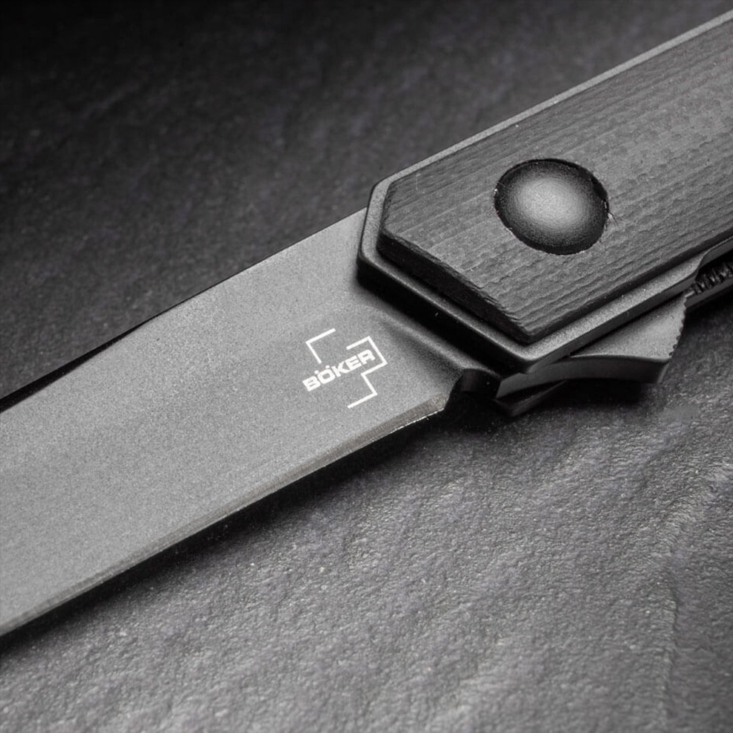Boker Plus Kwaiken Air Mini sulankstomas peilis su juodu D2 plieno ašmeniu ir G10 rankena.