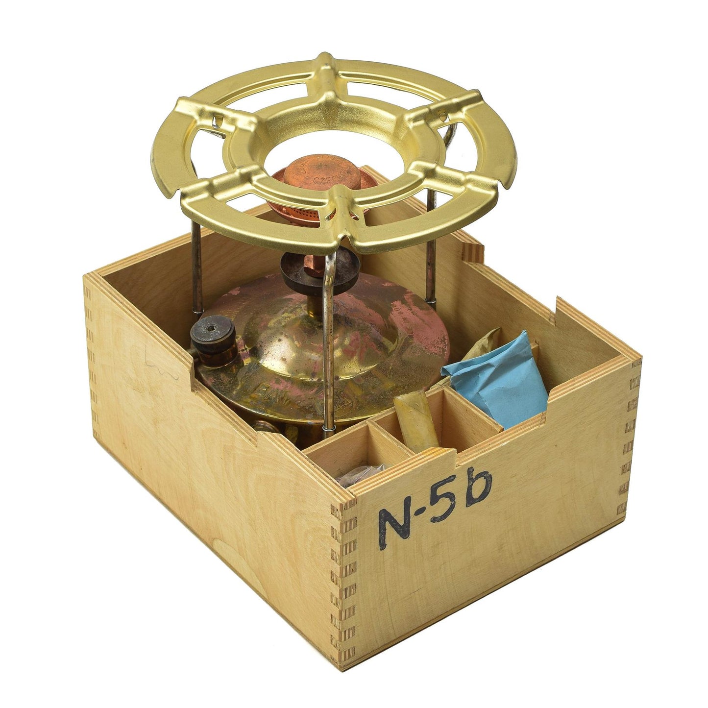 Meva skysto kuro virykle medineje dezeje su degikliu ir puodo stovu, Cekijos kariuomenes senovinis modelis N-5b