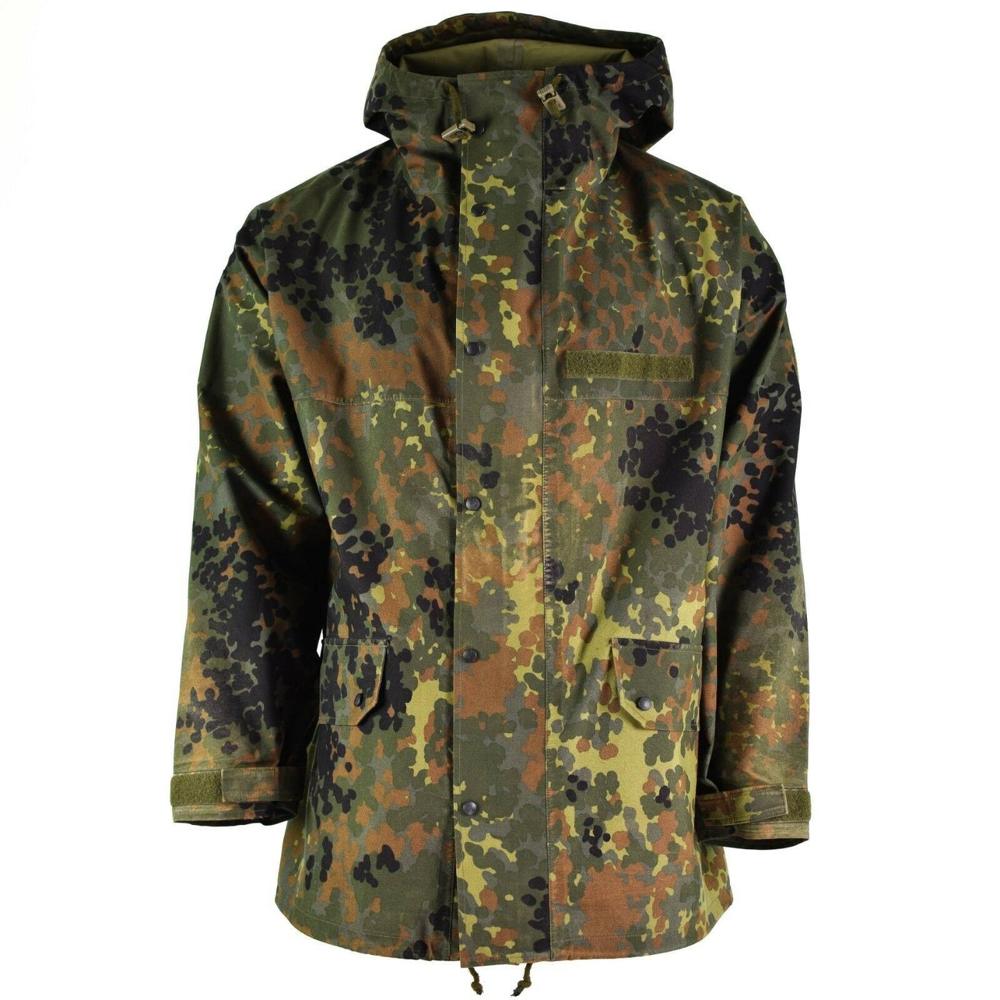 Vokietijos kariuomenės vandeniui ir vėjui atspari striukė Flecktarn marginimo su gobtuvu ir reguliuojamomis rankovėmis.