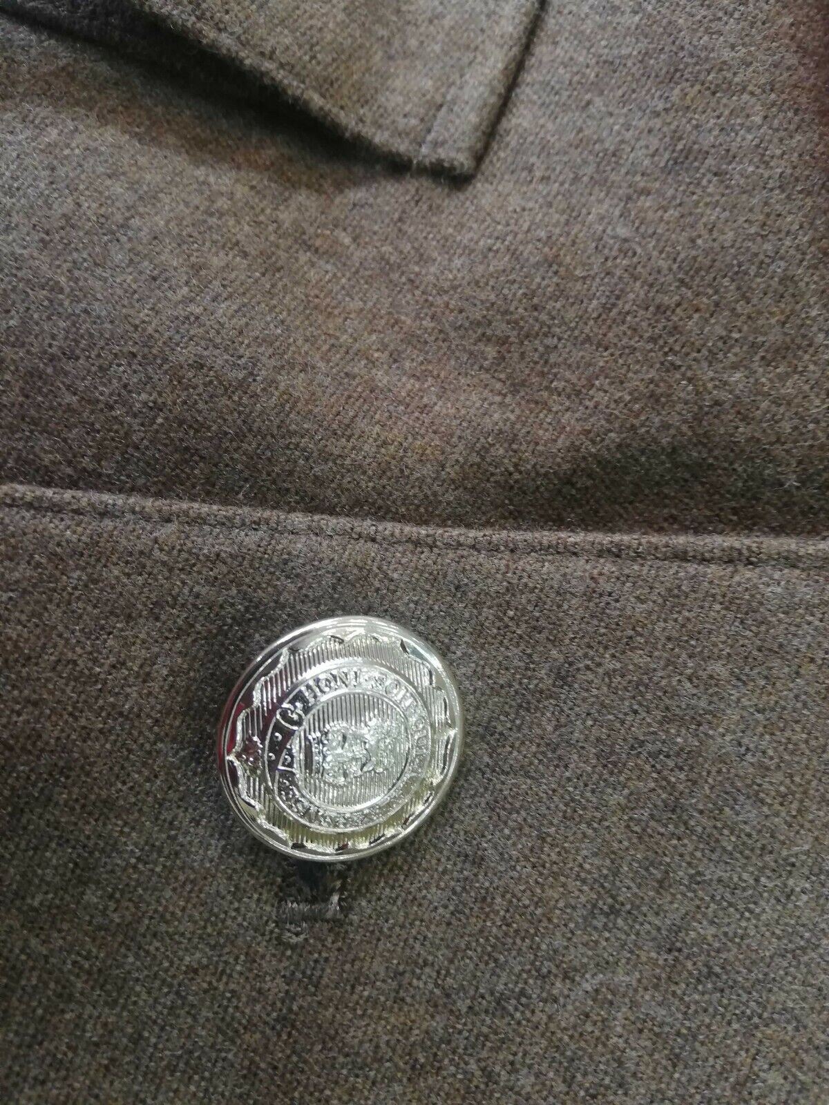 Jungtinės Karalystės kariuomenės paradinis švarkas iš vilnos Chaki su tonuota saga ir kariniais laipsniais.