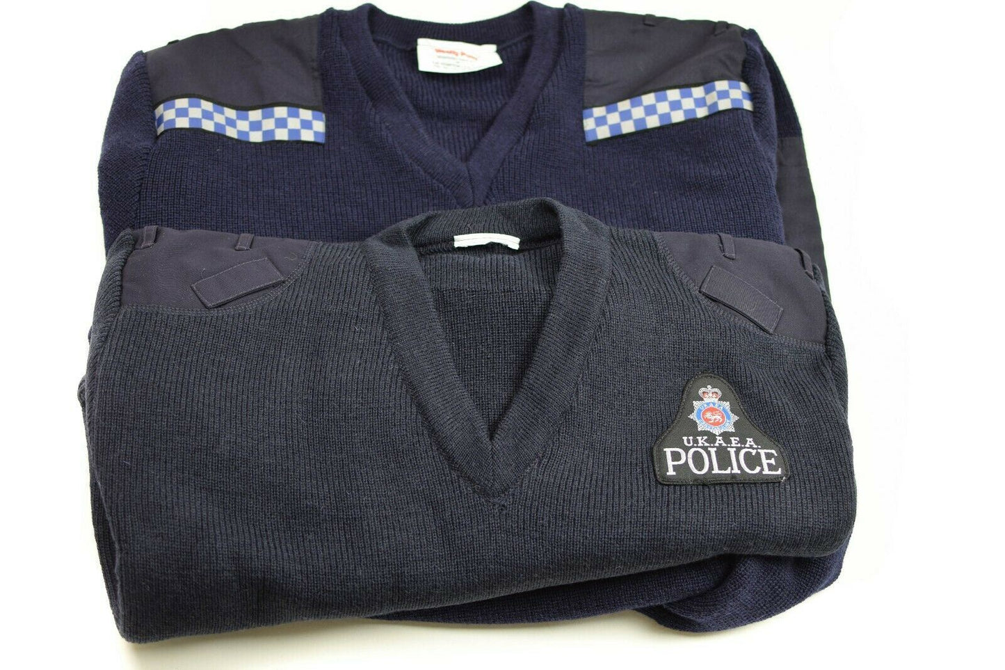 Jungtinės Karalystės policijos megztinis V formos kaklu mėlynos spalvos vilnos mišinio ir sustiprintomis alkūnėmis.