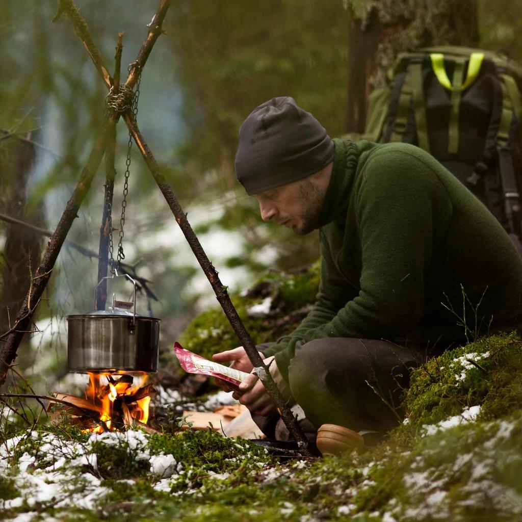 Puodas ant laužo Primus CampFire 3L naudojamas lauke stovyklaujant