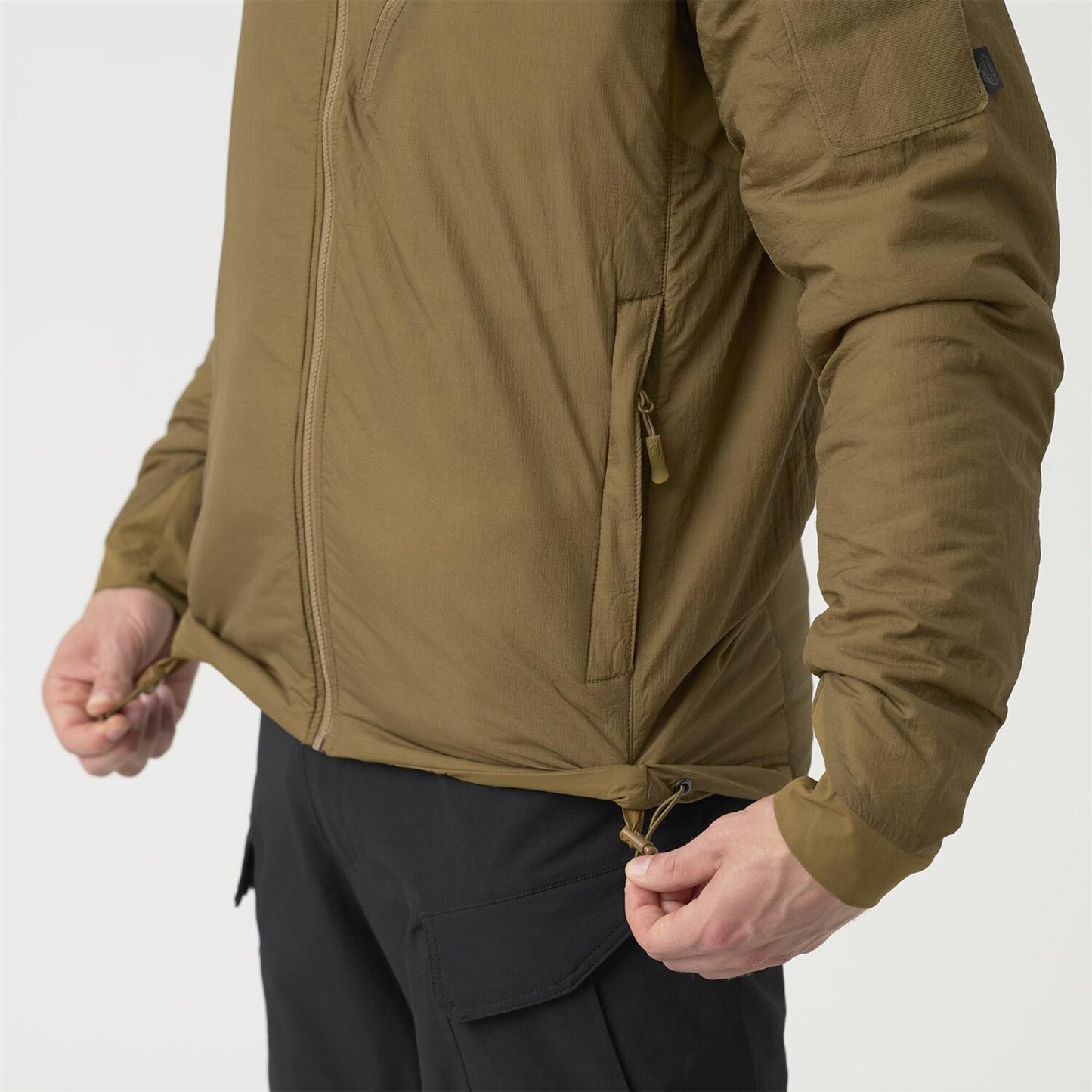 Helikon-Tex Wolfhound striukė su Climashield izoliacija, reguliuojama apatinė dalis ir kišenės.