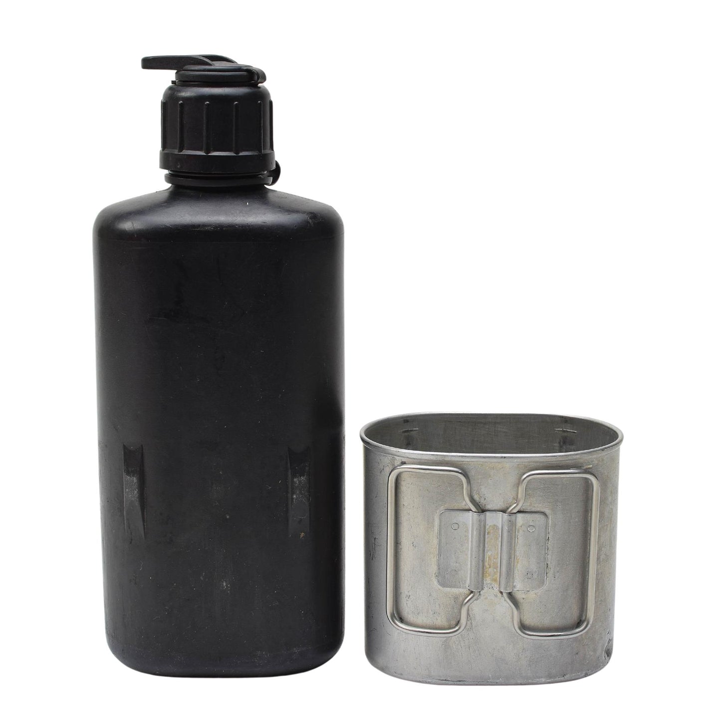 Originali Šveicarijos kariuomenės gertuvės rinkinys M84 su 800ml plastiko gertuve ir aliuminio puodeliu juodos spalvos.