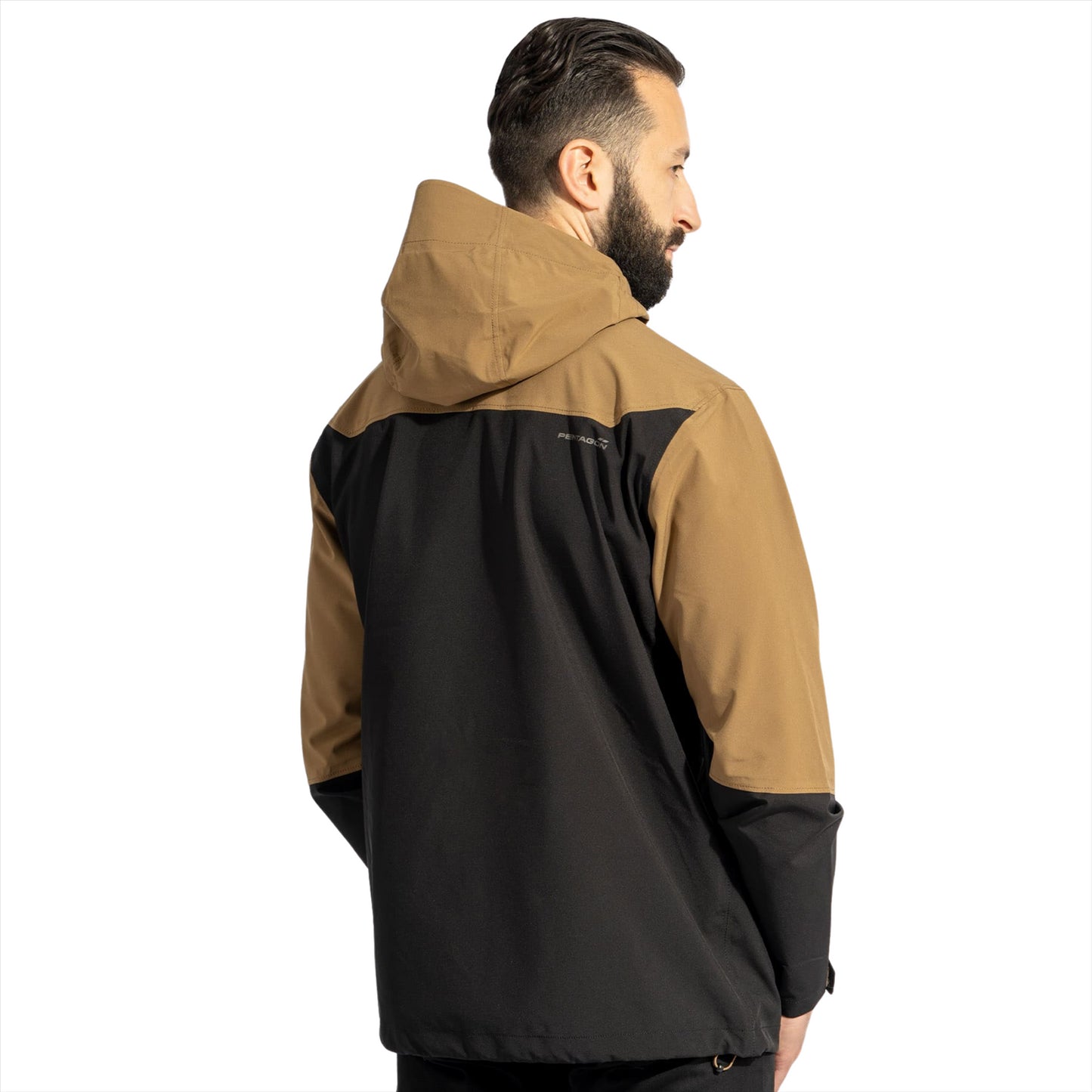 Vyras dėvi PENTAGON Monlite WP lengvą neperšlampamą Softshell striukę su gobtuvu ir ventiliacija.