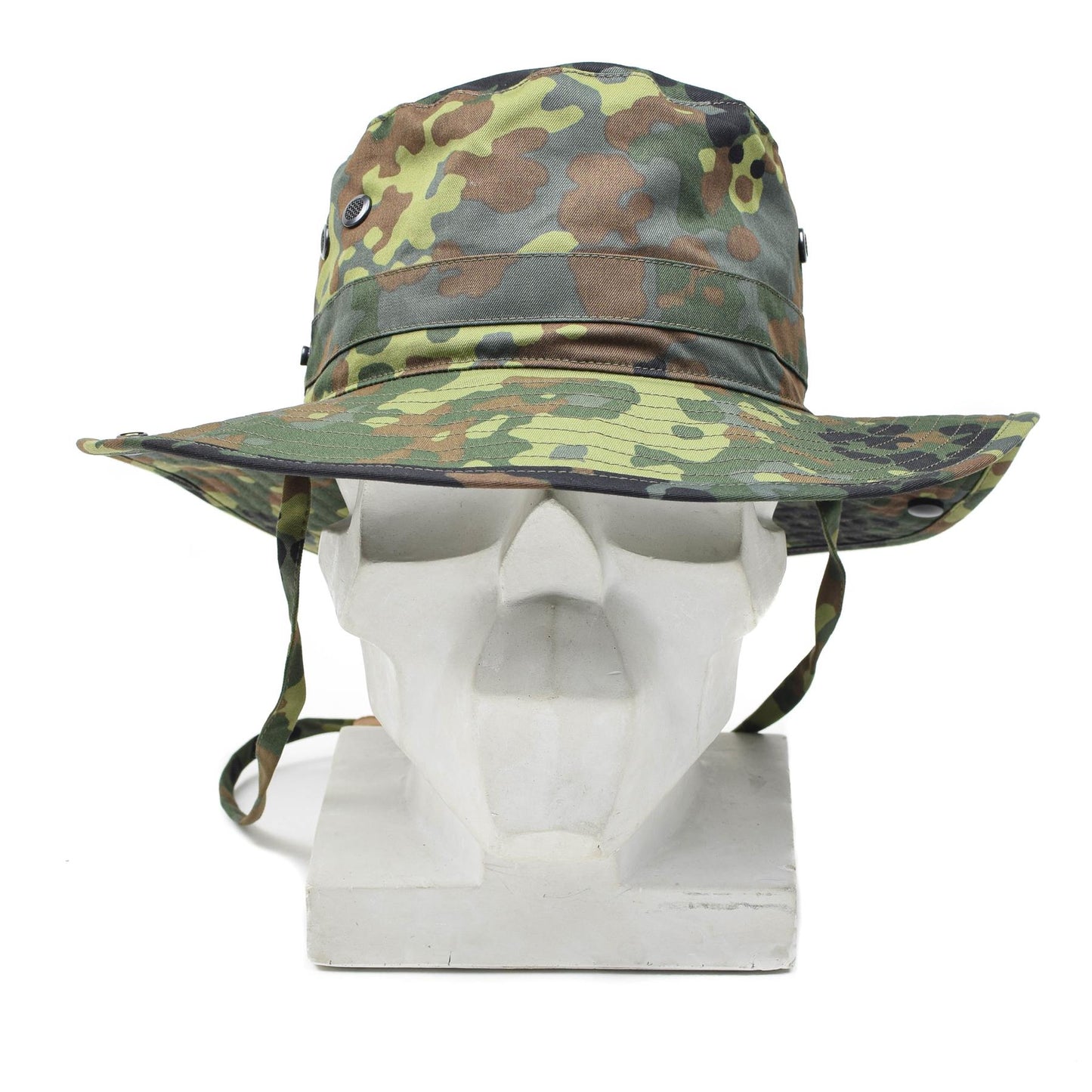 Vokietijos kariuomenės boonie vasarinė skrybelė Flecktarn marginimas su plačiu kraštu ir smakro dirželiu.