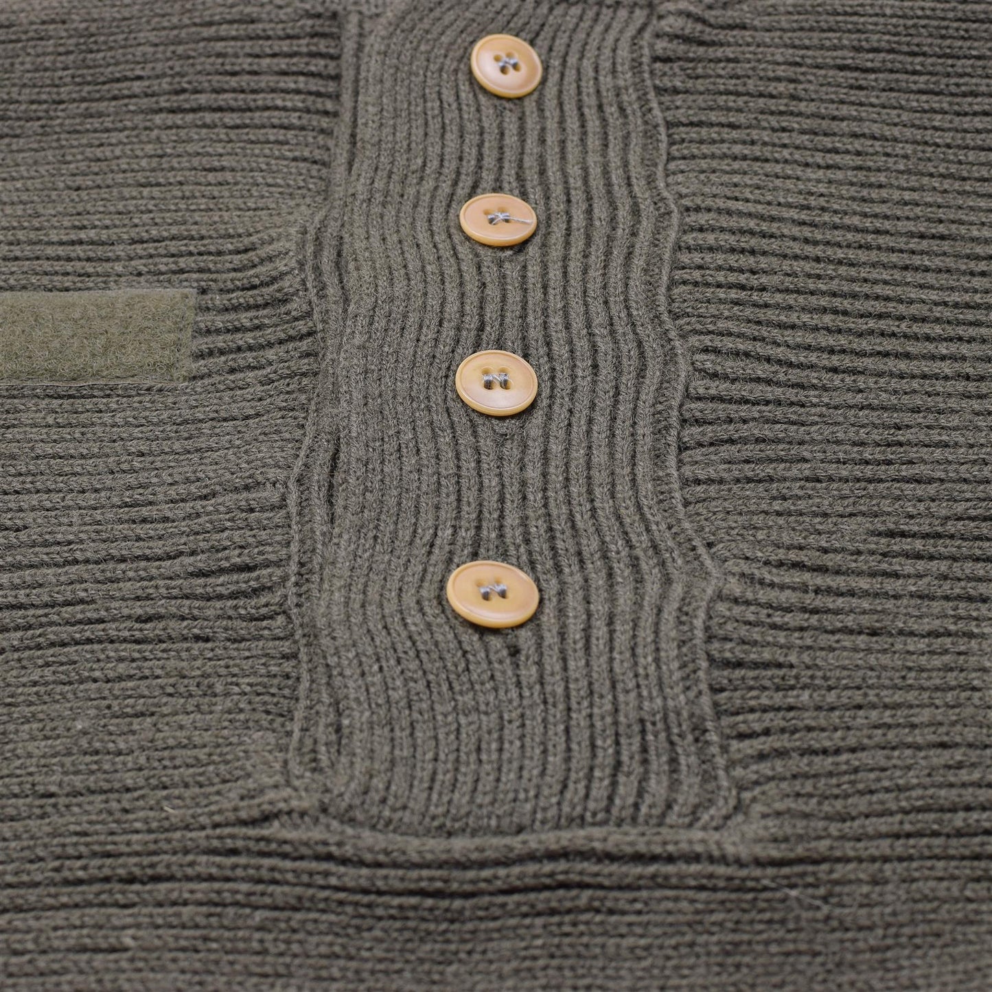 Austrijos kariuomenes alpinis megztinis alyvuogiu spalvos su medinemis sagomis, megztas briaunotu raštu