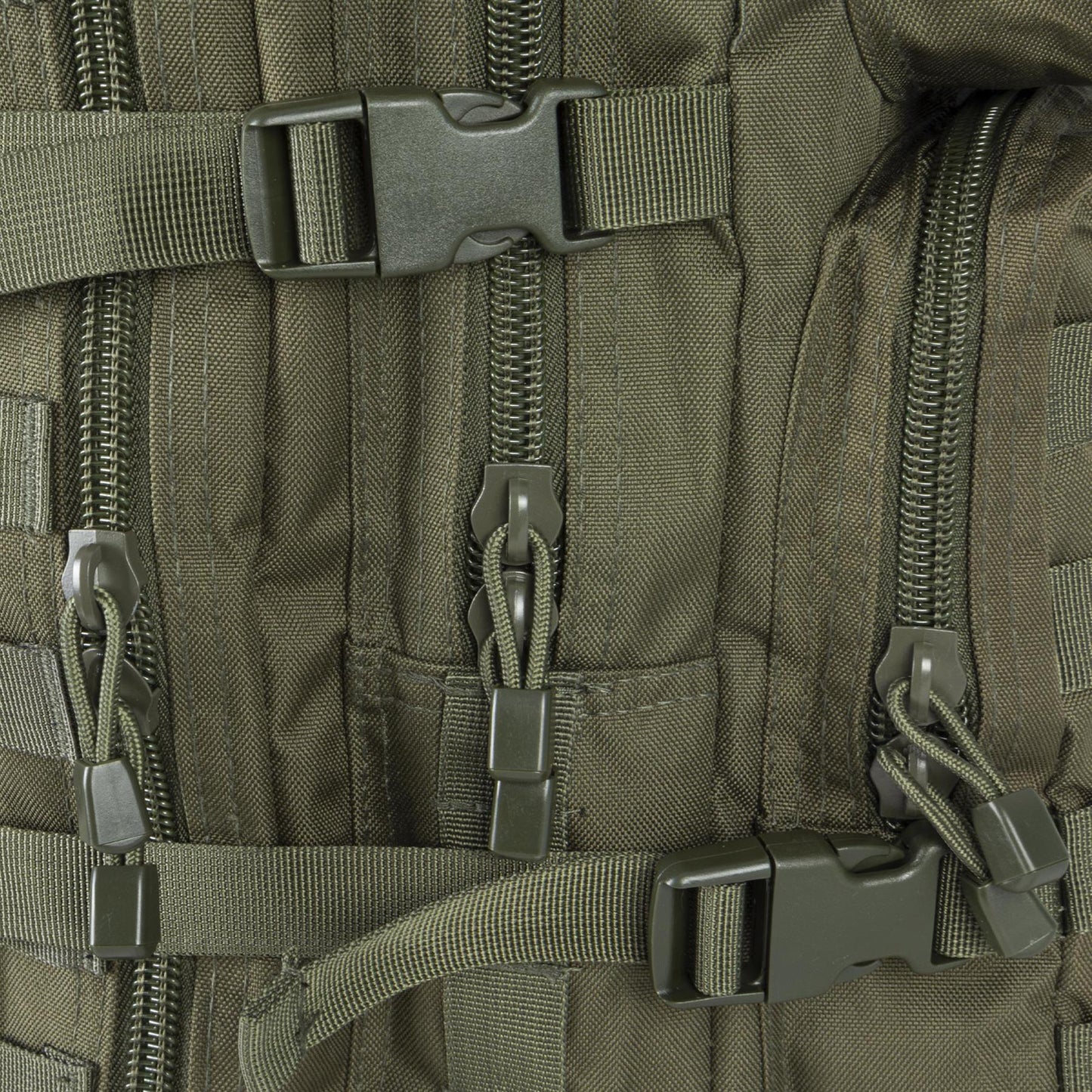 Artimai matomas MIL-TEC U.S. Assault combat backpack trekking hiking outdoor rucksack 36L olive užtrauktukai ir dirželiai.