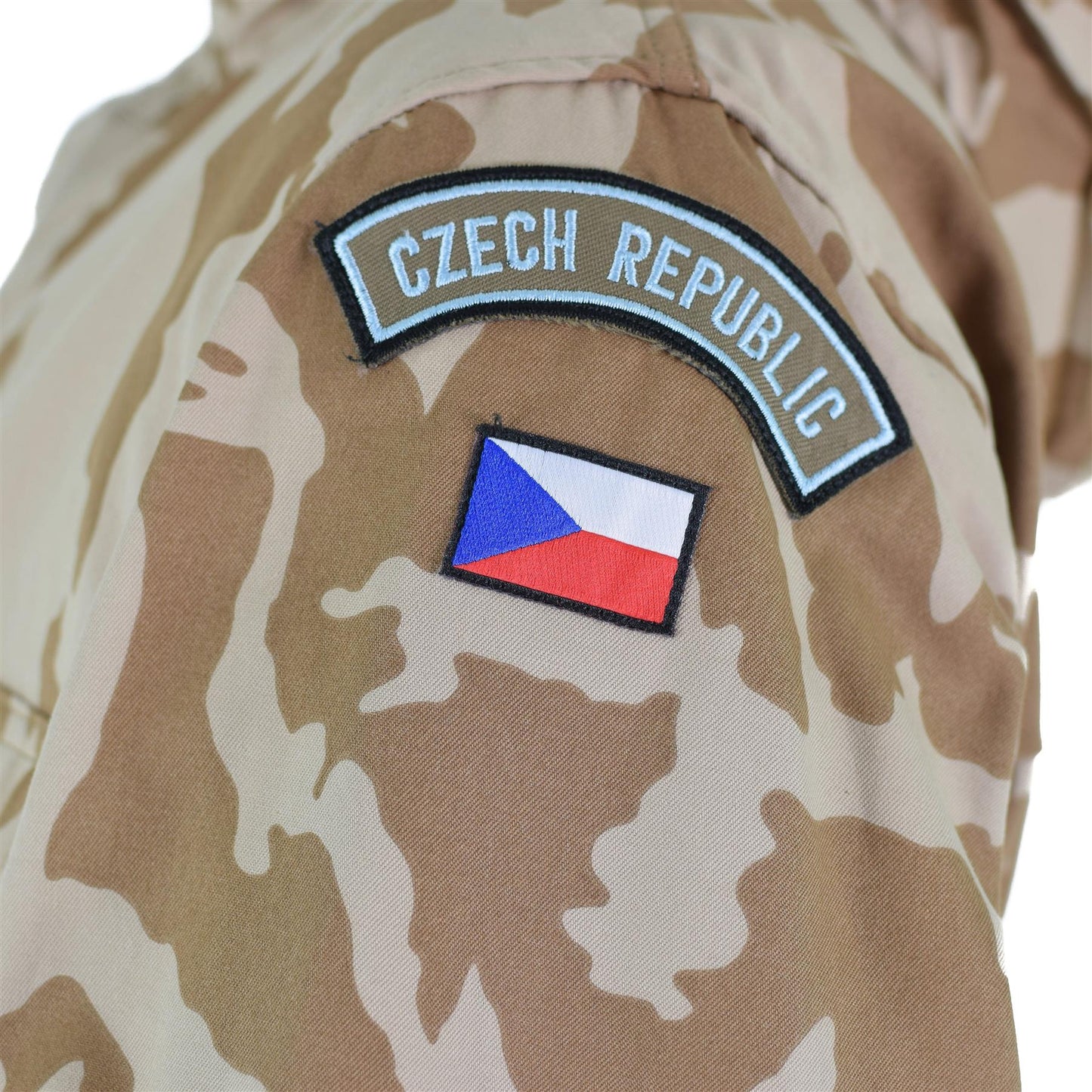 Cekijos kariuomenes striuke su Desert marginimo, Cekijos veliava ir zenklu ant rankovės kamufliaziniame fone
