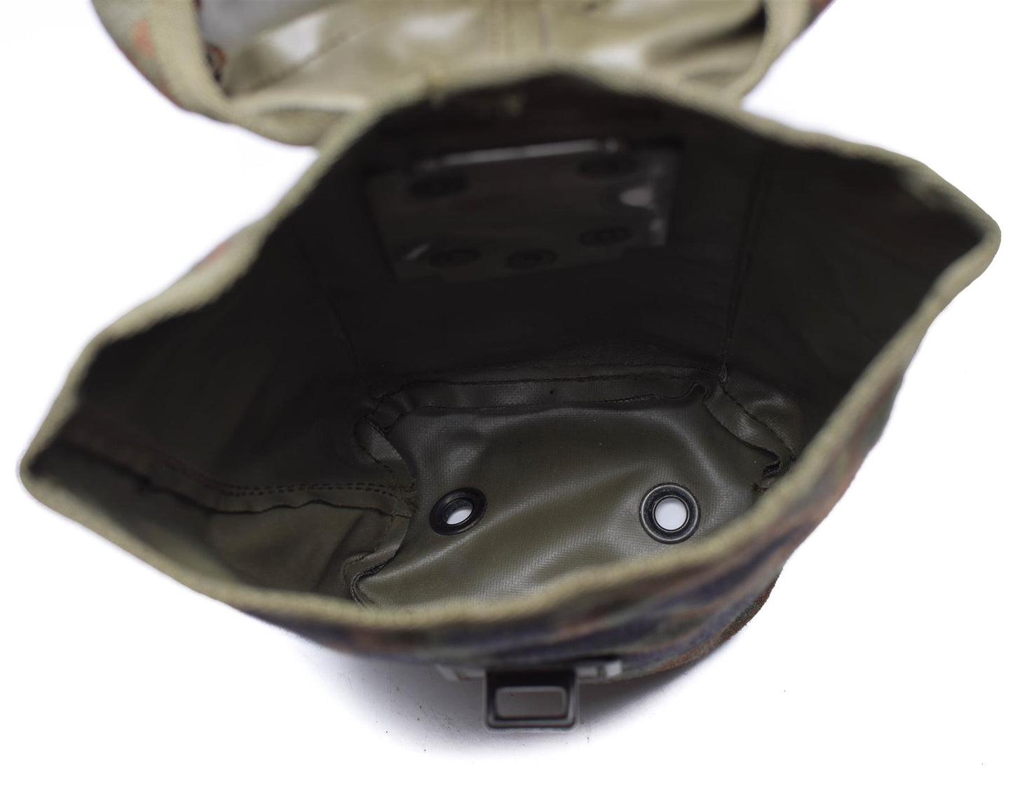 Vokietijos kariuomenės gertuvė su dėklu flecktarn marginimo raštu, Alice sistema ir nutekėjimo angomis.