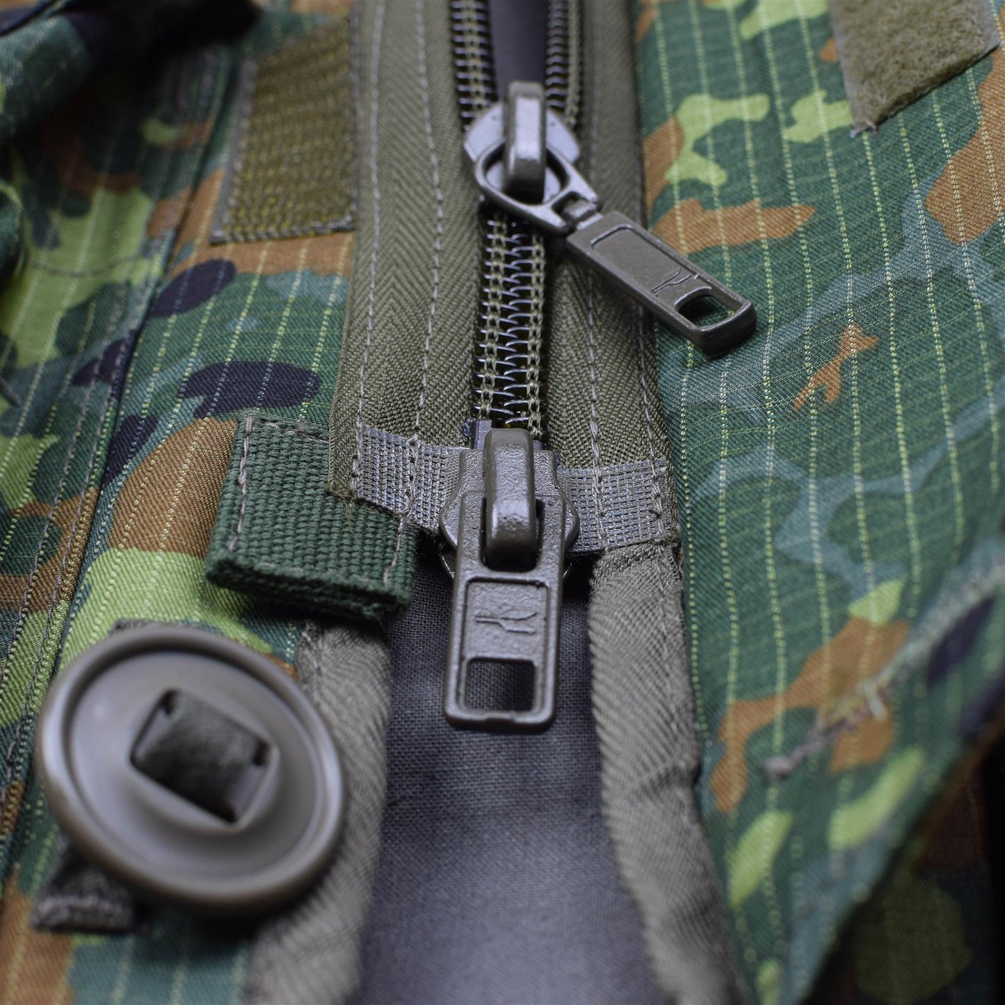 Leo Kohler taktinė smock stiliaus striukė Flecktarn medžiagos užtrauktukas ir detalės artimas vaizdas