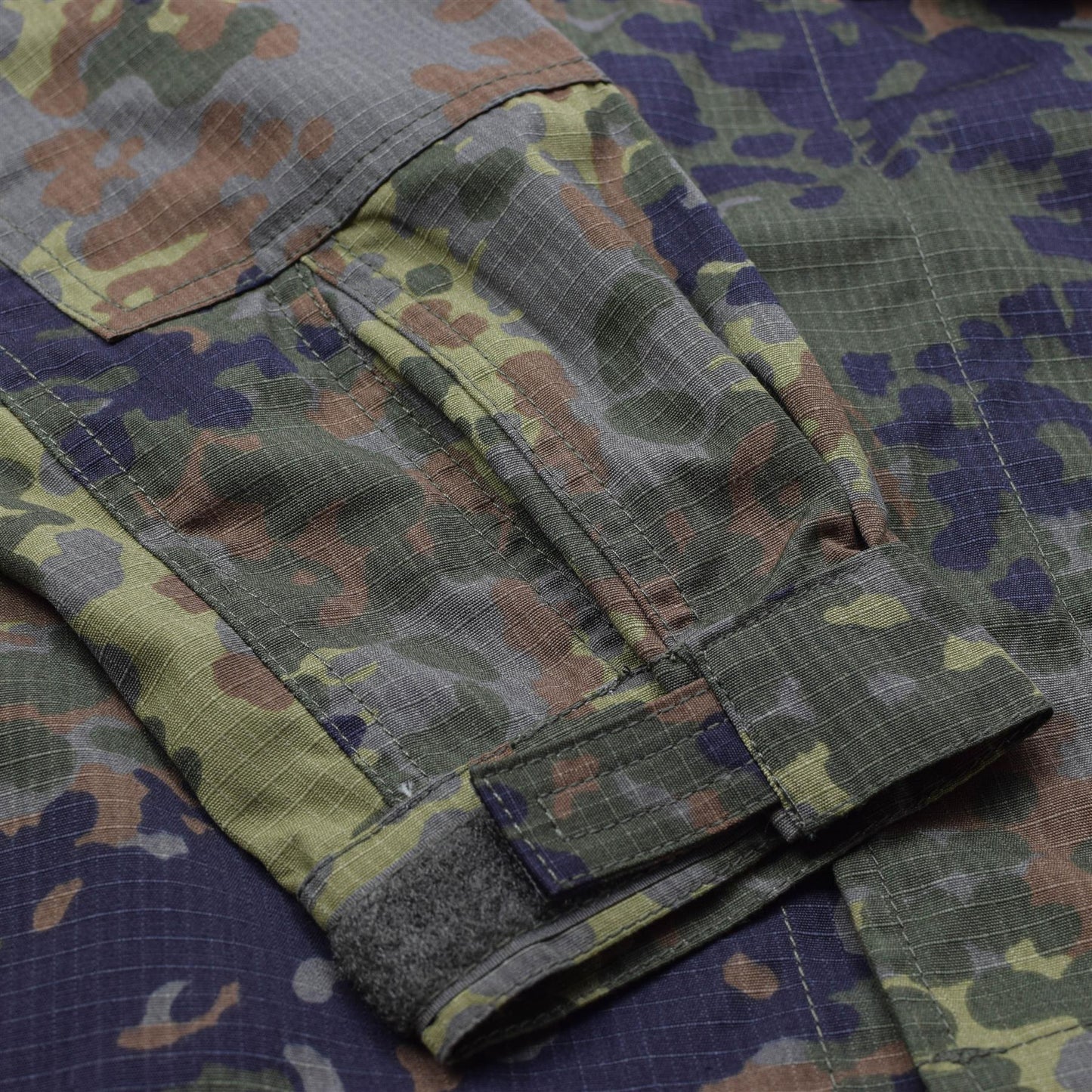 TACGEAR Vokietijos kariuomenės stiliaus švarkas Flecktarn marginimo su ripstop medžiaga ir reguliuojamomis rankovių rankogaliais.