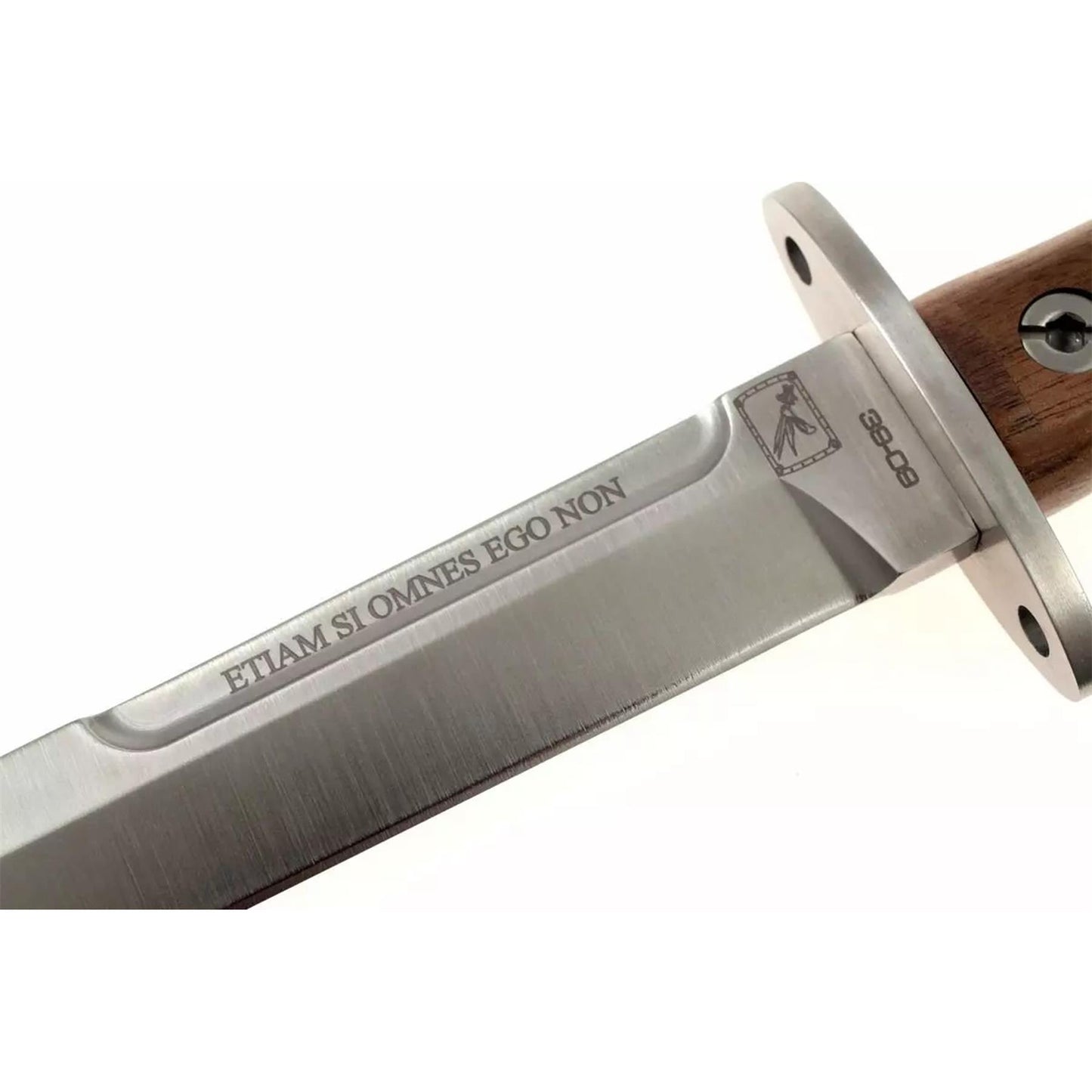 ExtremaRatio 39-09 SPECIAL EDITION Italijos specialiųjų pajėgų šturmo desantininkų peilis su medine rankena ir užrašu ant ašmenų.