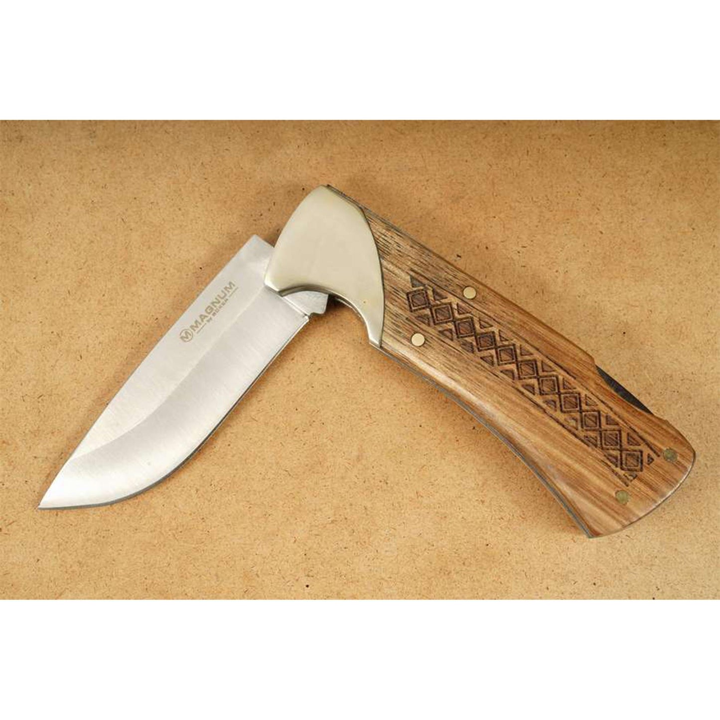 BOKER Woodcraft sulankstomas peilis su 440A plieno geležte ir raižyta medine rankena ant rusvo fono
