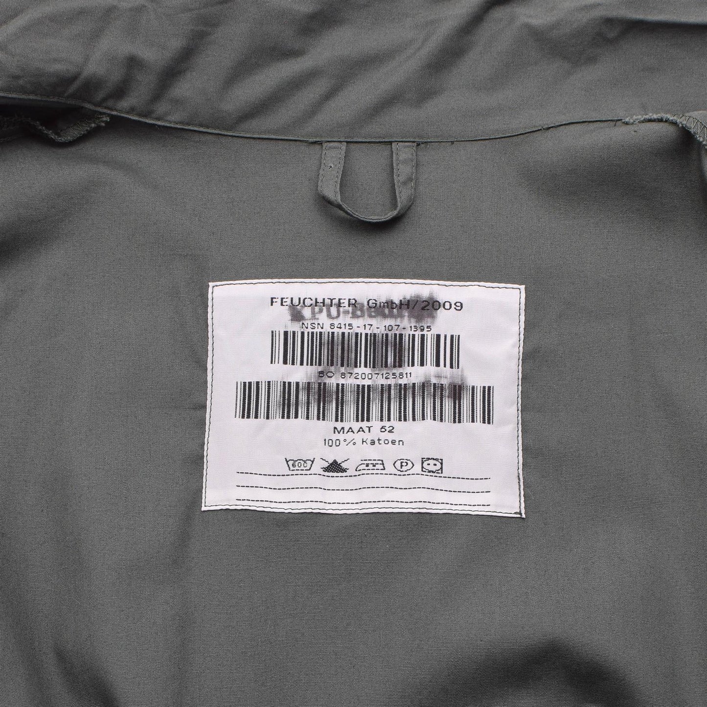 Olandijos kariuomenės mechaniko darbo kombinezonas alyvuogių etiketė su dydžio ir priežiūros informacija.