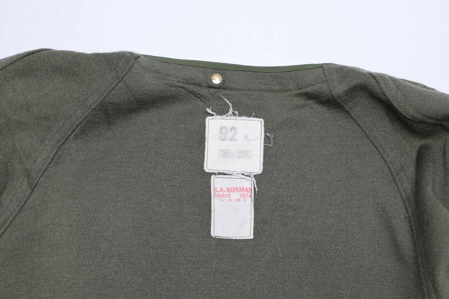 Prancūzijos kariuomenės parka stiliaus striukės pamušalas alyvuogių spalvos, šiltas ir patvarus vidinis sluoksnis.