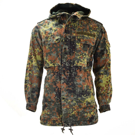 Vokietijos kariuomenės parka tipo striukė su pamušalu Flecktarn marginimas, patvari ir atspari oro sąlygoms.