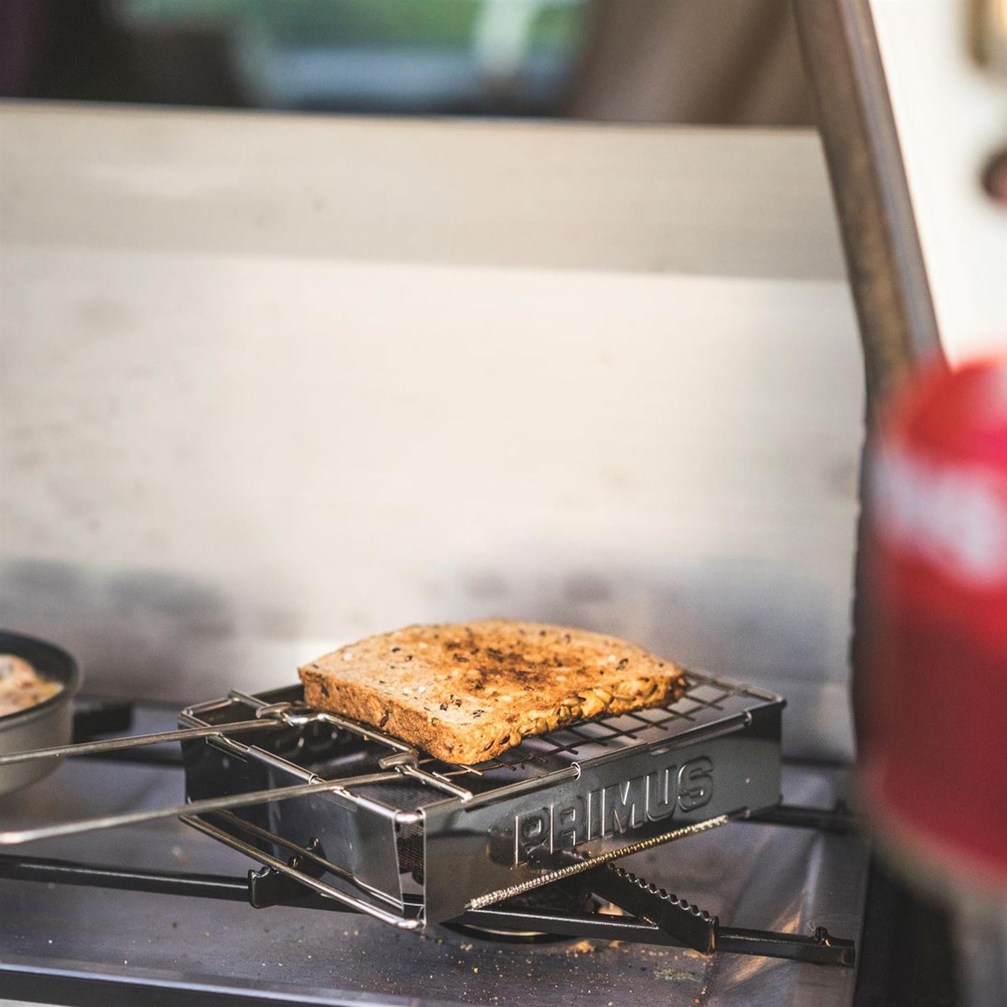 Primus Toaster nerūdijančio plieno stoviklavymo duonos skrudinimo įrankis lauko virtuvėje patogiam duonos skrudinimui.