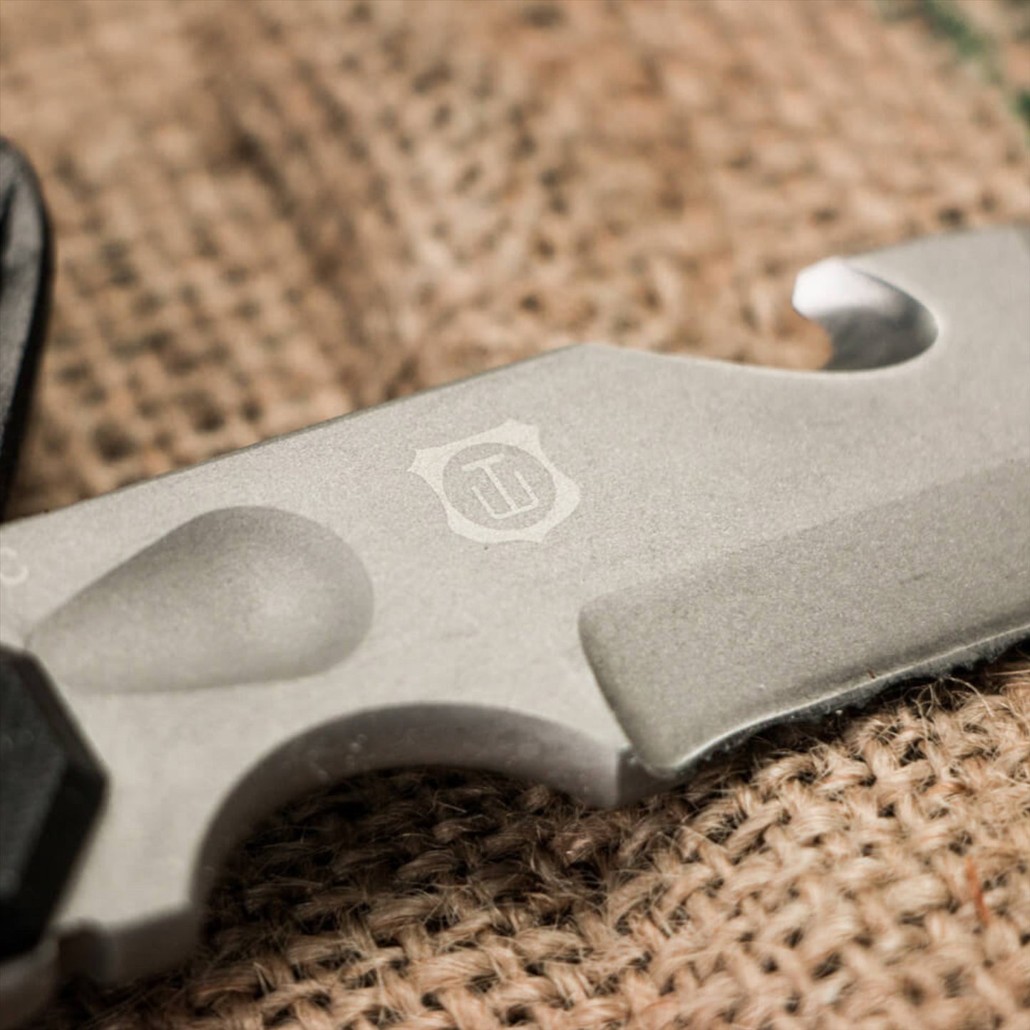 Boker Plus Cop Tool fiksuoto ašmens peilis iš 440C nerūdijančio plieno su patogia rankena ir universalumu.