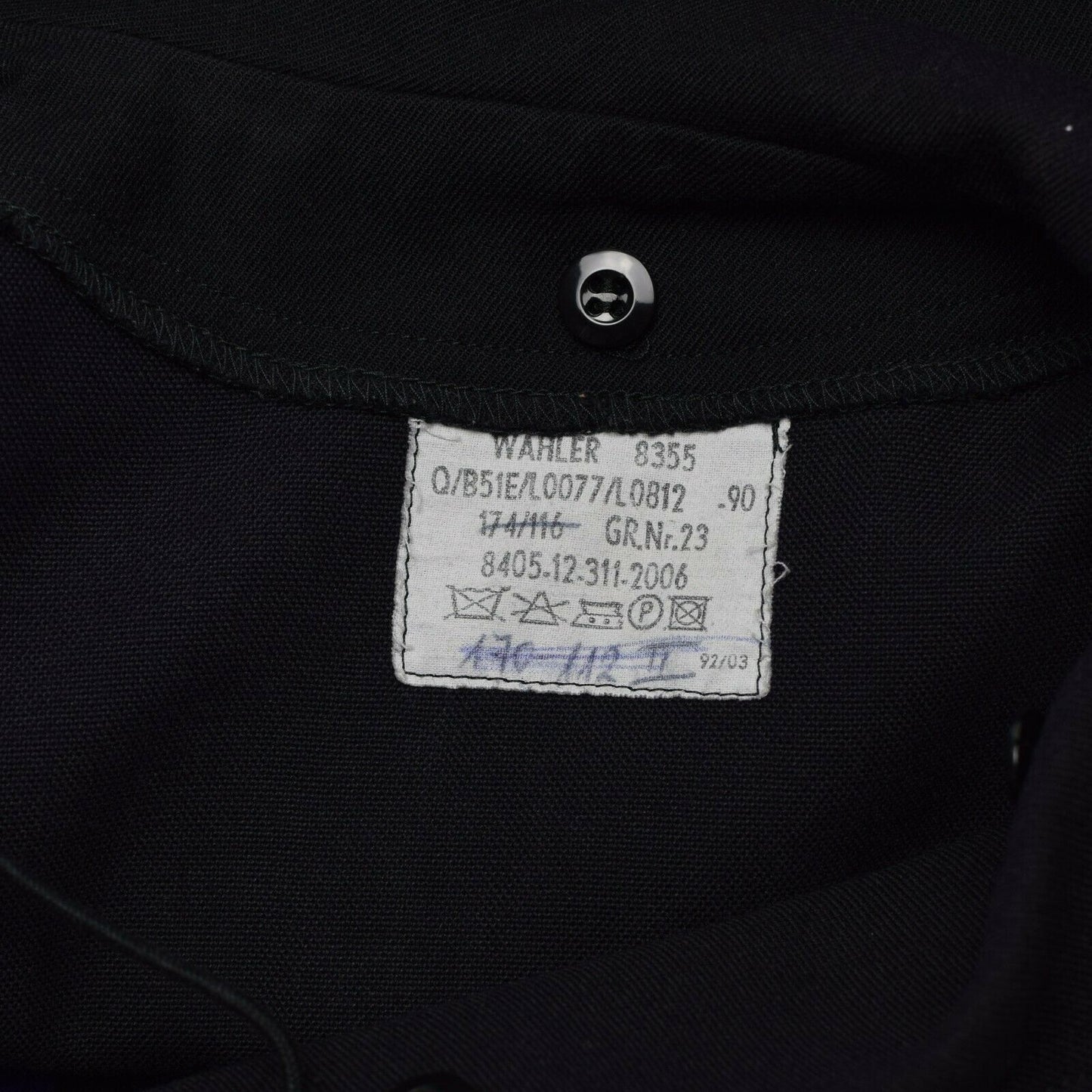 Vokietijos kariuomenės vėjui atsparus megztinis mėlynos spalvos detalė su etikete ir susegamais rankogaliais.