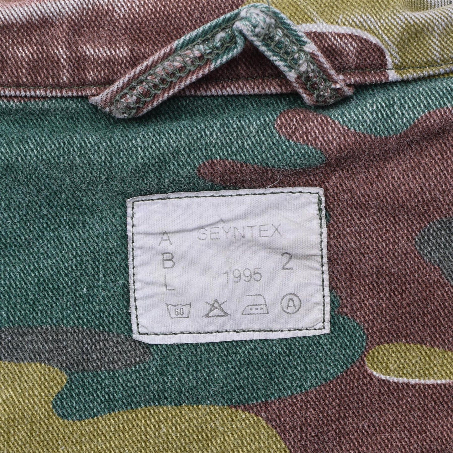 Belgijos kariuomenes M65 Jigsaw marginimo svarkas su originaliu Seyntex 1995 etiketė, rodomos detalės ir kamufliažo raštas