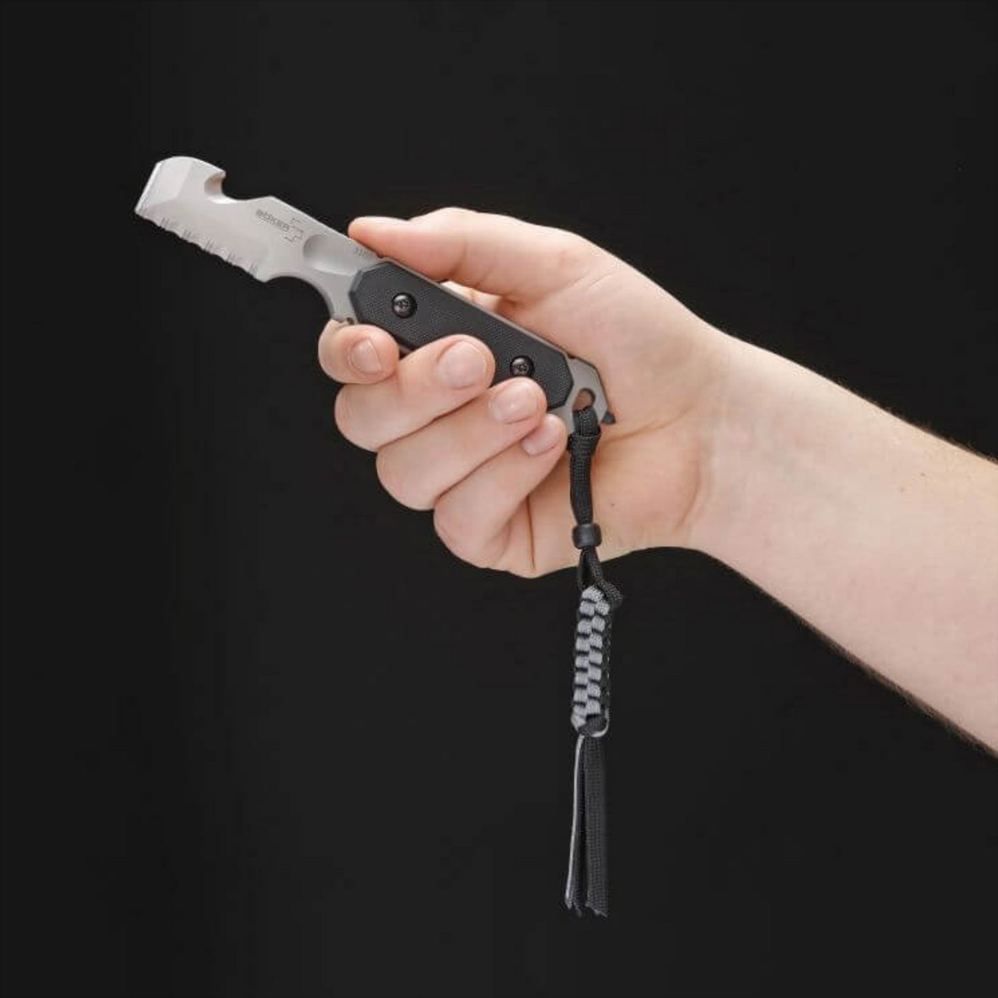 Boker Plus Cop Tool fiksuoto ašmens peilis iš 440C nerūdijančio plieno laikomas rankoje su virvelės tvirtinimu.