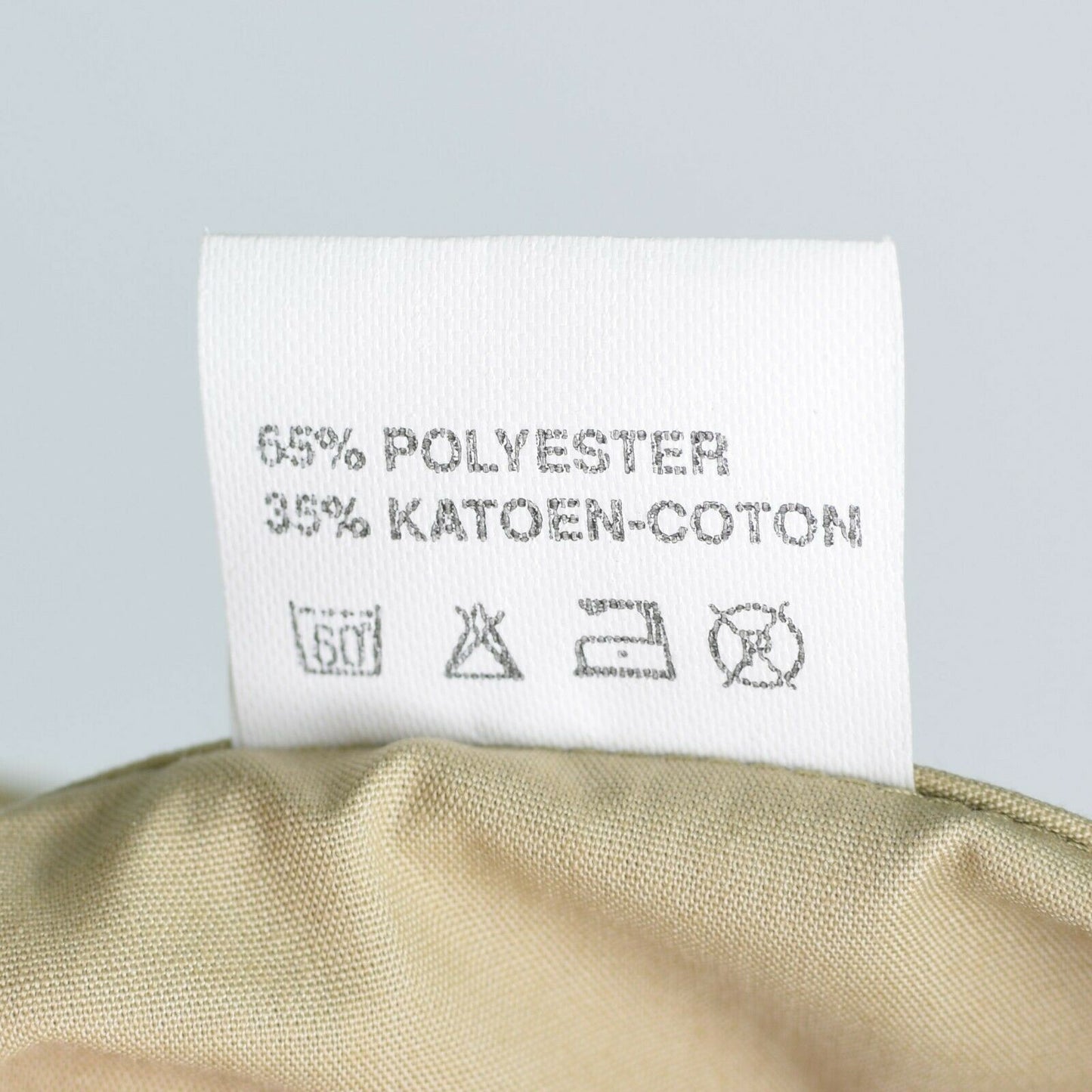 Belgijos kariuomenes marskiniai chaki spalvos su medziagos sudeties etikete: 65% poliesterio ir 35% medvilnes