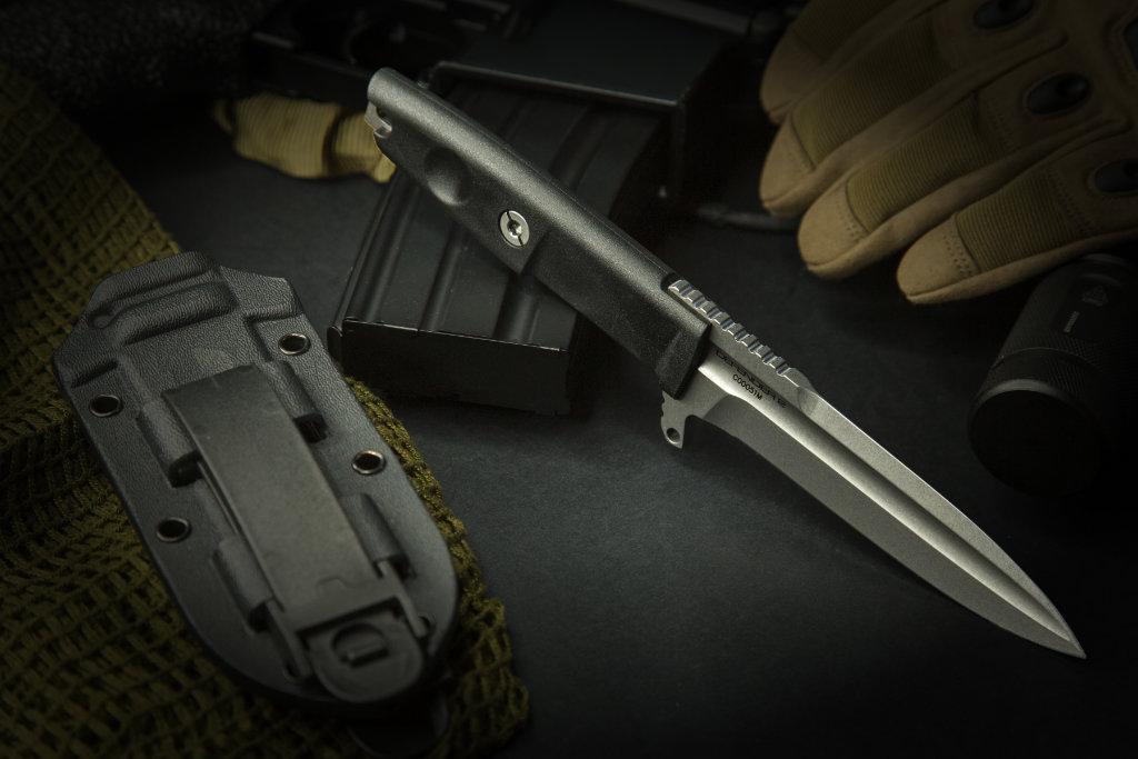 ExtremaRatio DEFENDER 2 taktinis žvalgo peilis su Forpreno rankena ir juodu Kydex dėklu M.O.L.L.E. sistemai.