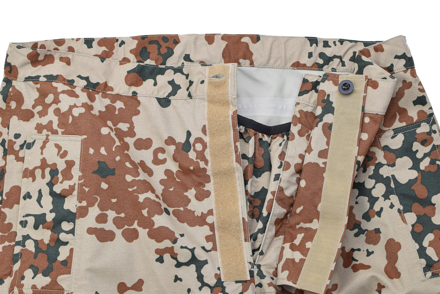 Danijos kariuomenes M84 neperslampamos lietaus kelnes su dykumos kamufliazo raštu ir reguliuojamu juosmeniu